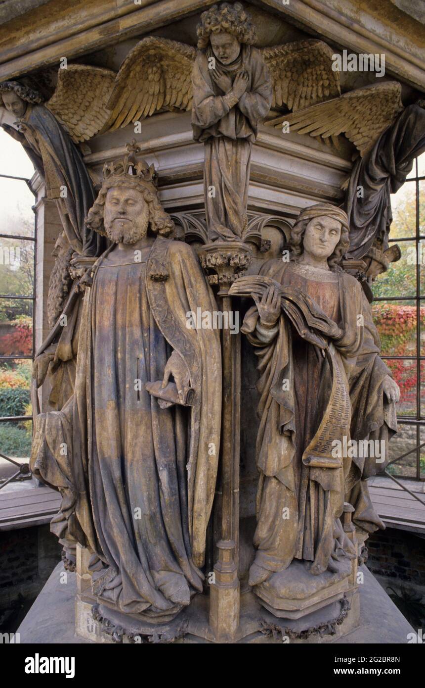 FRANCE. CÔTE D'OR (21) BOURGOGNE. VILLE DE DIJON. LE PUITS DE MOÏSE PAR CLAUS SLUTER DANS LE JARDIN DE LA CHARTREUSE DE CHAMPMOL Banque D'Images