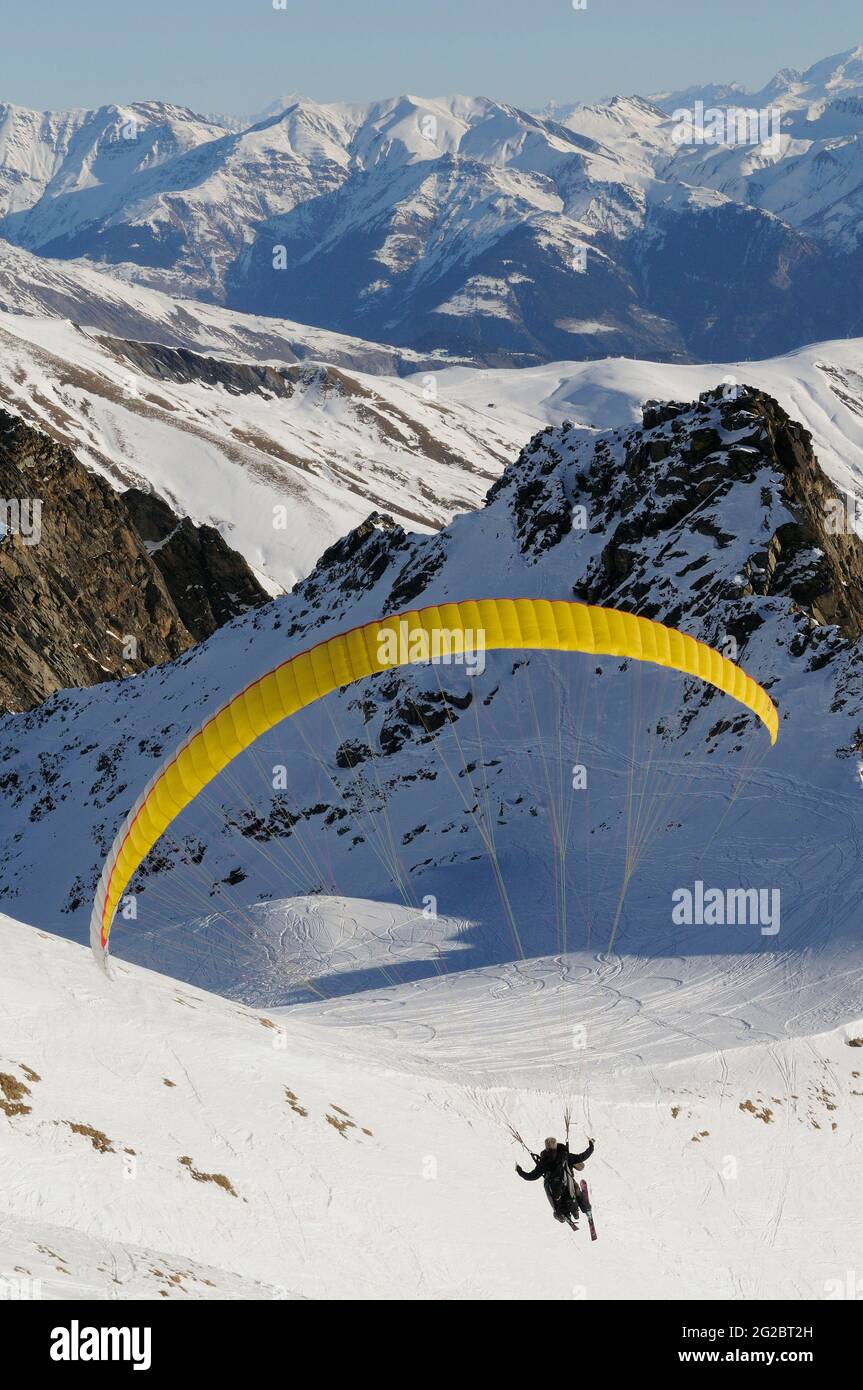 FRANCE. SAVOIE (73) PAYS DE LA MAURIENNE. LE DOMAINE SKIABLE DE SYBELLES. VILLAGE DE SAINT-SORLIN-D'ARVES. PARAPENTE Banque D'Images