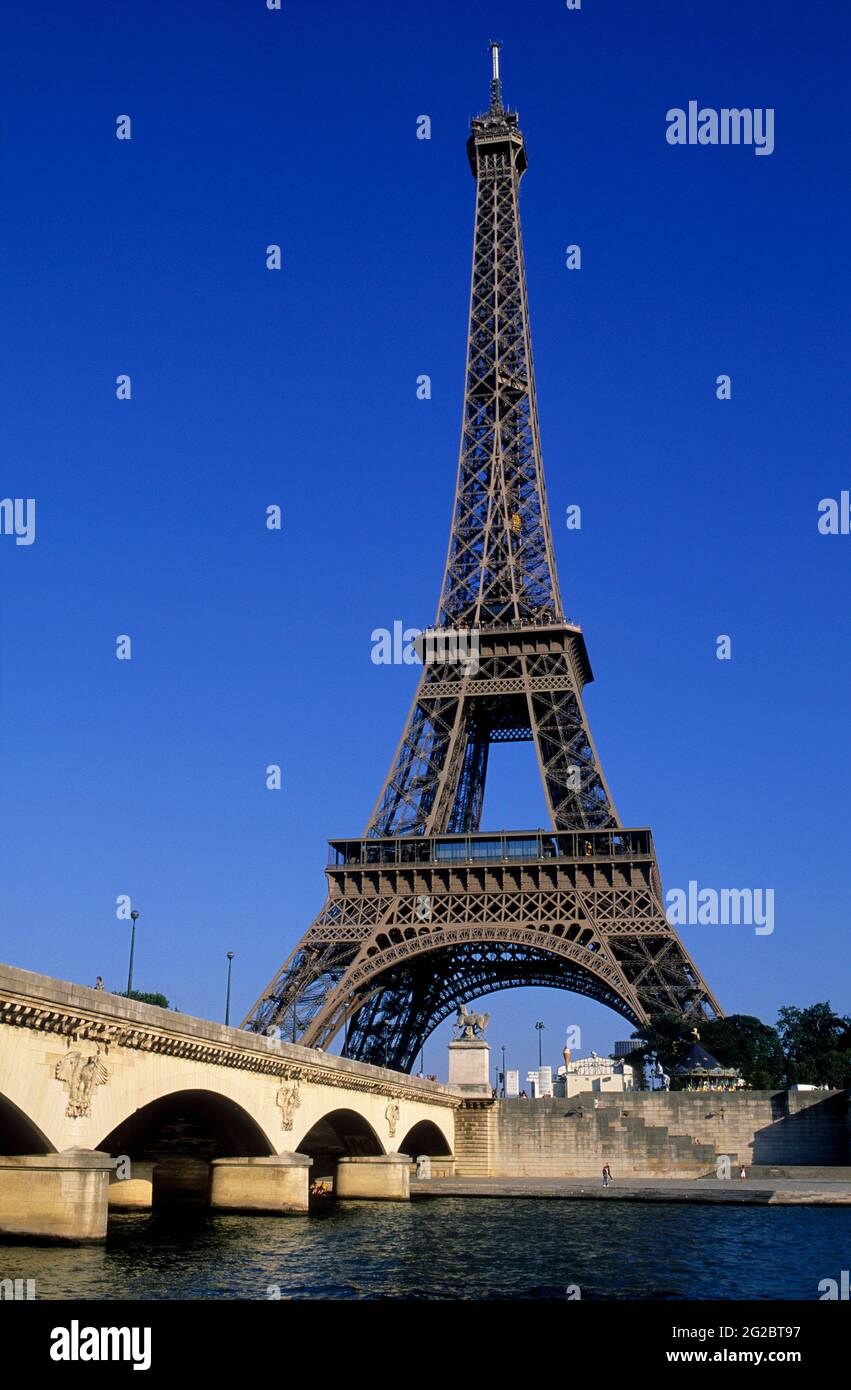 FRANCE. PARIS (75) 7 ET 16 ÈME AR. VISITEZ EIFFEL ET LE PONT IENA Banque D'Images