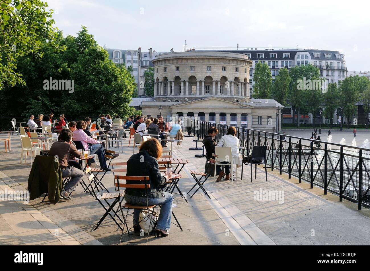 FRANCE. PARIS (75) 19 ÈME AR. BASSIN DE LA VILLETTE. 25 DEGRE EST BAR ET RESTAURANT. EN ARRIÈRE-PLAN LA ROTONDE DE LA VILLETTE Banque D'Images