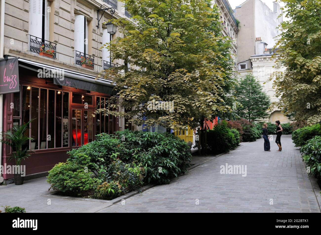 FRANCE. PARIS (75) 4 ÈME AR. QUARTIER DU MARAIS. SHOPPING DANS TRESOR STREET Banque D'Images