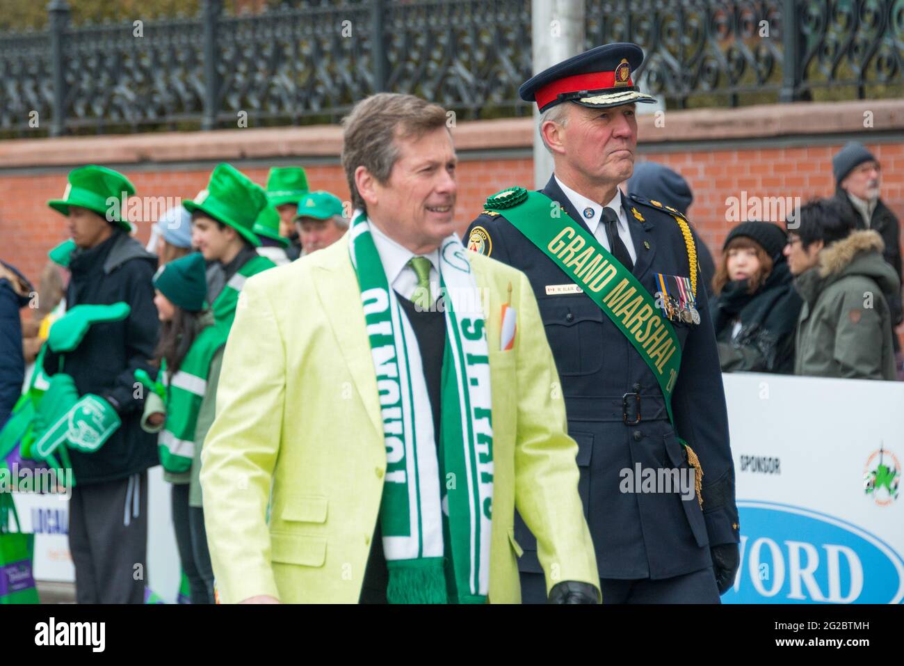 Le maire de Toronto, John Tory, et le chef de la police, Bill Blair, sont à la tête de la 28e édition de la parade de la Saint-Patrick, qui est la quatrième plus importante au monde Banque D'Images