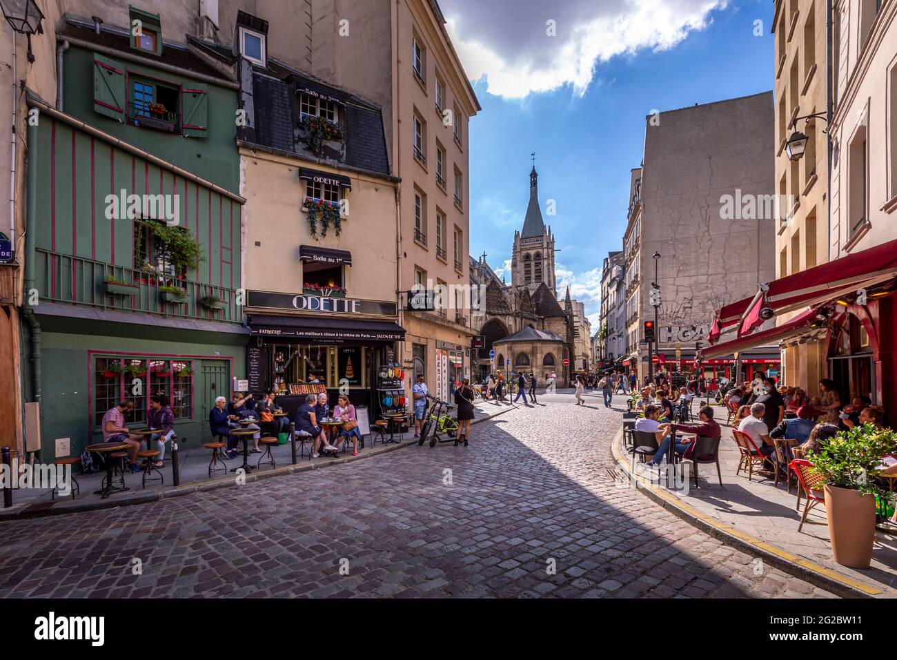 Paris, France - 6 juin 2021 : jours après l'enfermement dû au covid-19 dans une célèbre pâtisserie parisienne dans le quartier de notre-Dame à Paris Banque D'Images