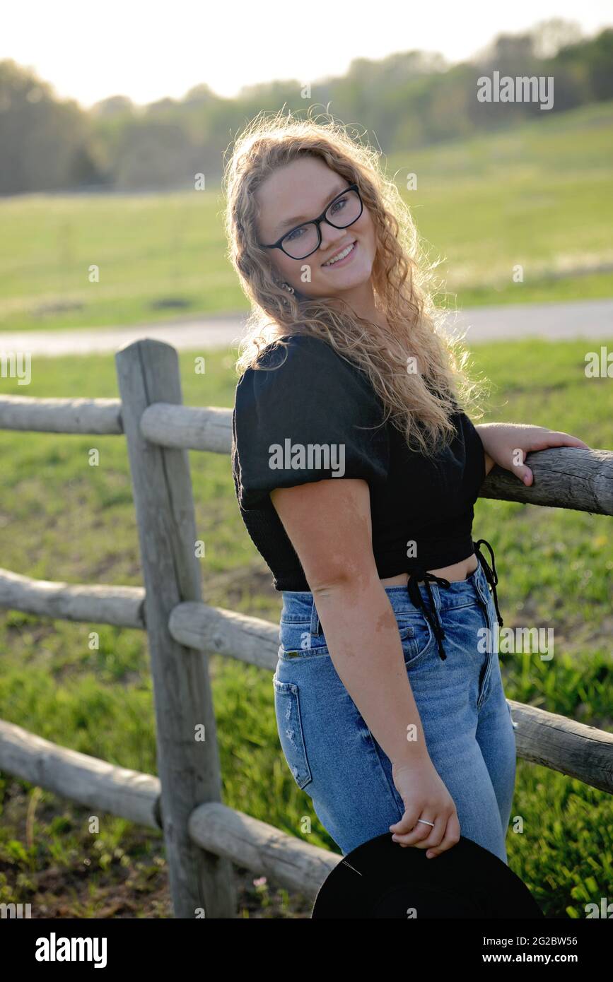 Belle fille de cheveux blond portant une chemise noire et un Jean Banque D'Images