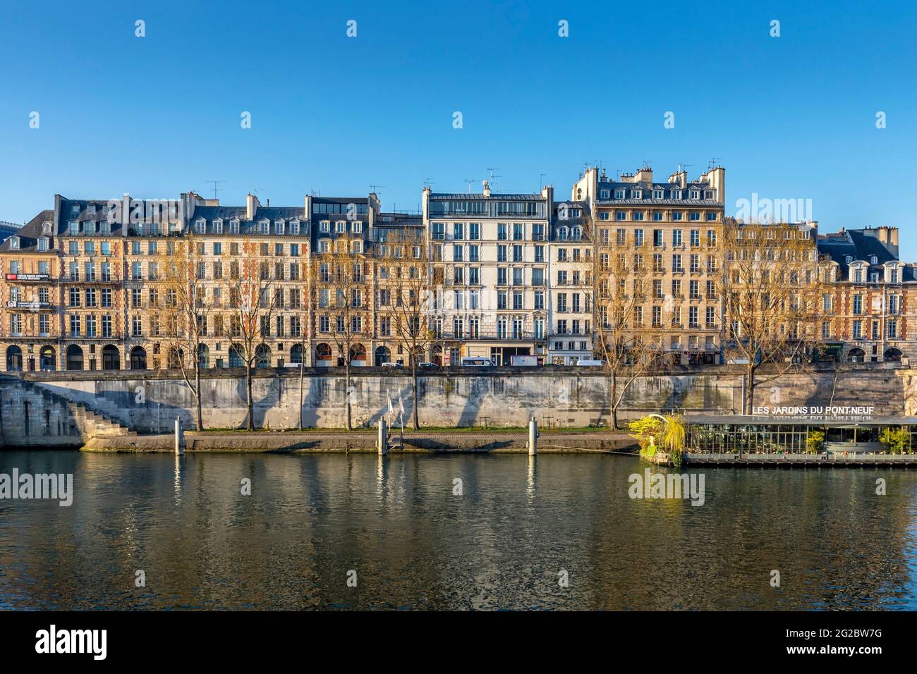 Paris, France - 13 avril 2021 : façades d'immeubles d'appartements à l'Ile de la Cité avec beau ciel bleu à Paris, France Banque D'Images