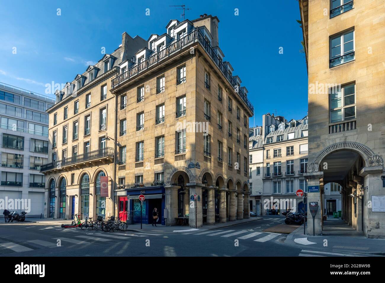 Paris, France - 15 avril 2021 : bâtiments typiques de la haussmannien à Paris Banque D'Images