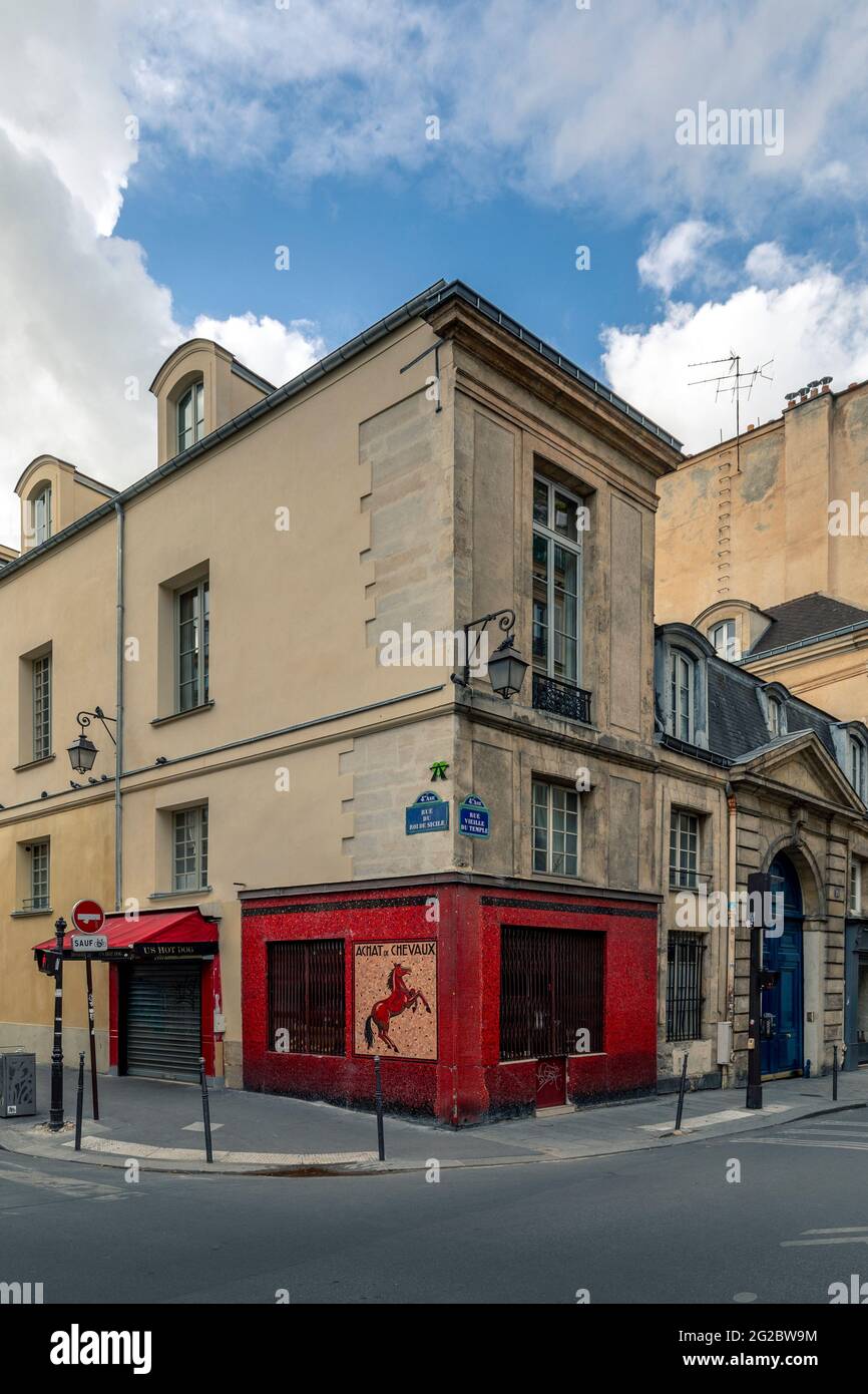 Paris, France - 4 mai 2021 : bâtiments et magasins typiques du quartier du Marais dans le vieux Paris Banque D'Images