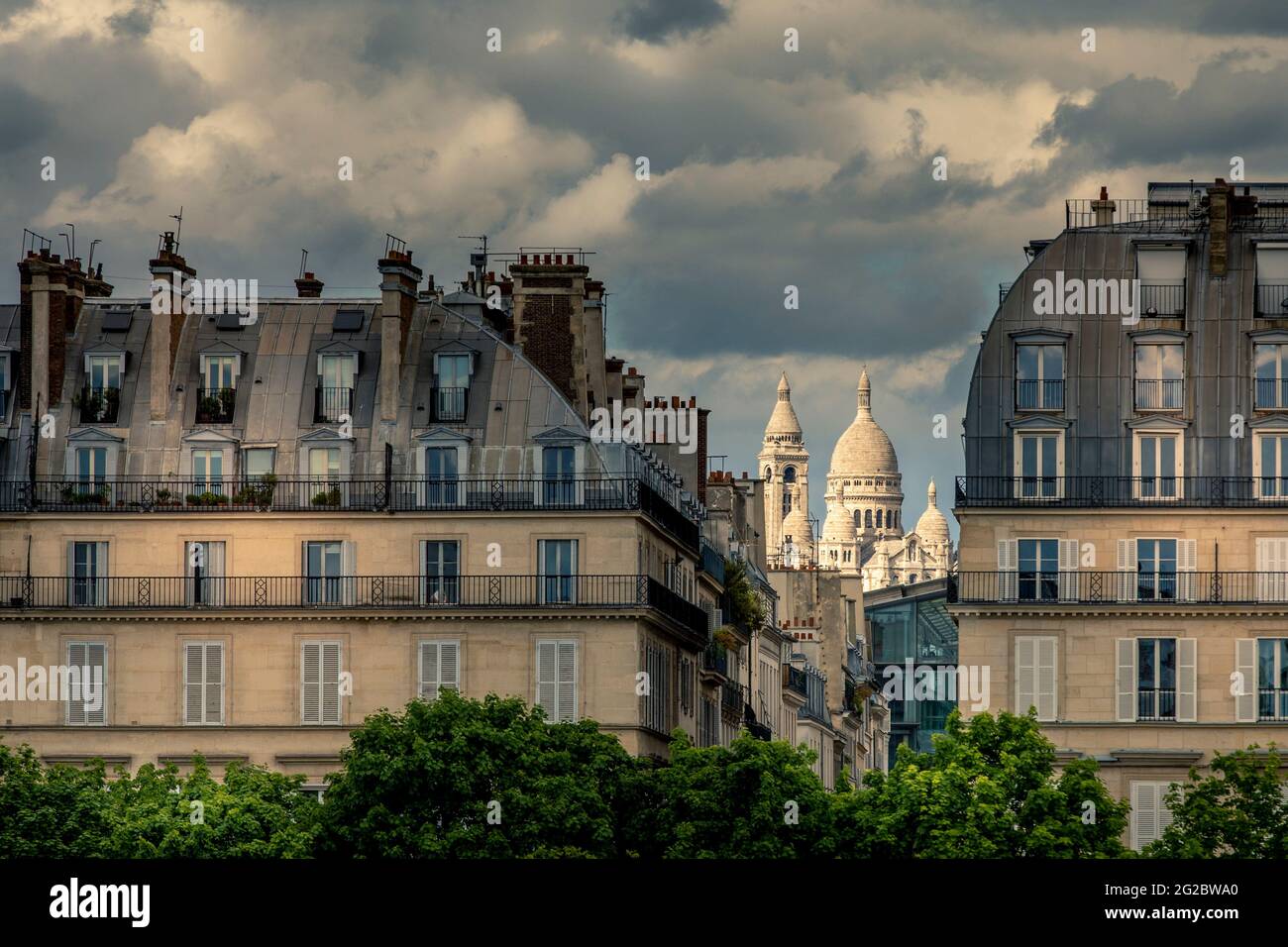 Paris, France - 13 mai 2021 : bâtiments typiques de la Haussmannien à Paris Banque D'Images
