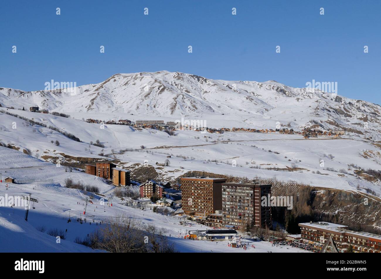 FRANCE. SAVOIE (73) PAYS DE LA MAURIENNE (DOMAINE SKIABLE DES SYBELLES). LE CORBIER ET EN ARRIÈRE-PLAN LA TOUSSUIRE Banque D'Images