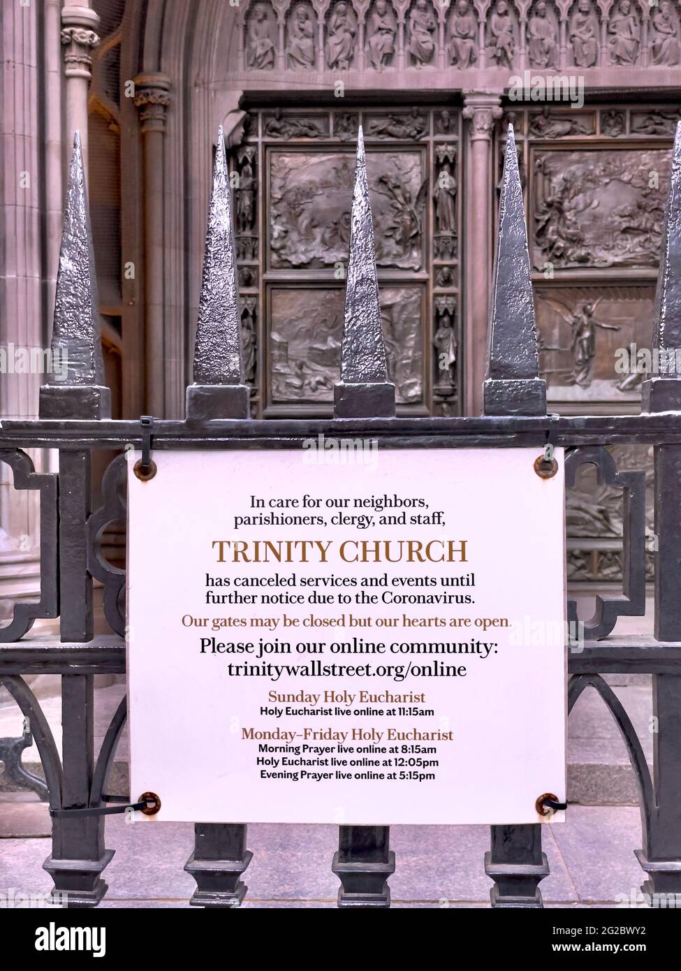 Covid-19 avis de modification de l’horaire de l’église Trinity dans le quartier financier de Lower Manhattan. Avis affiché sur la porte avant. Banque D'Images