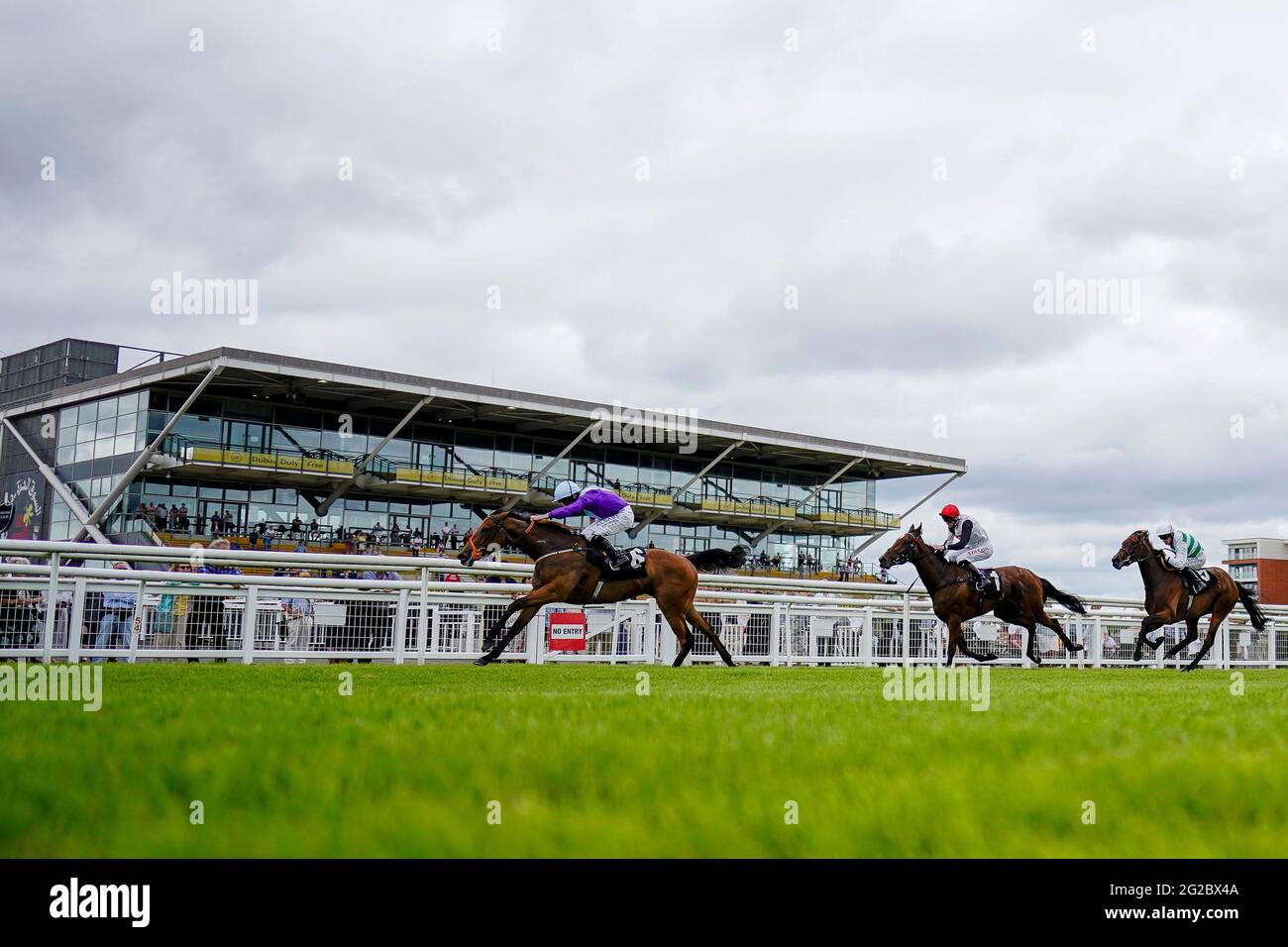 Ryan Moore à Seattle Rock, qui rentre chez lui pour gagner les Novice Stakes de Betfair British EBF Fillies à l'hippodrome de Newbury. Date de la photo: Jeudi 10 juin 2021. Banque D'Images