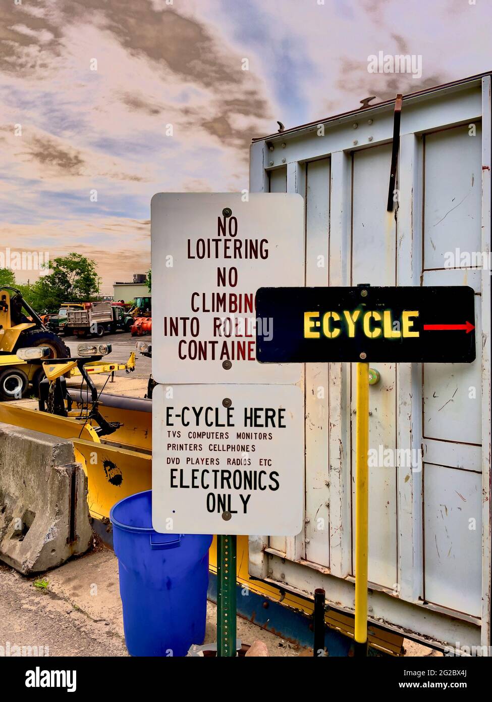 Centre eCycle pour l'électronique à Millburn, NJ, États-Unis. Centre de collecte pour les vieux ordinateurs, téléviseurs et autres grands appareils électroniques. Banque D'Images