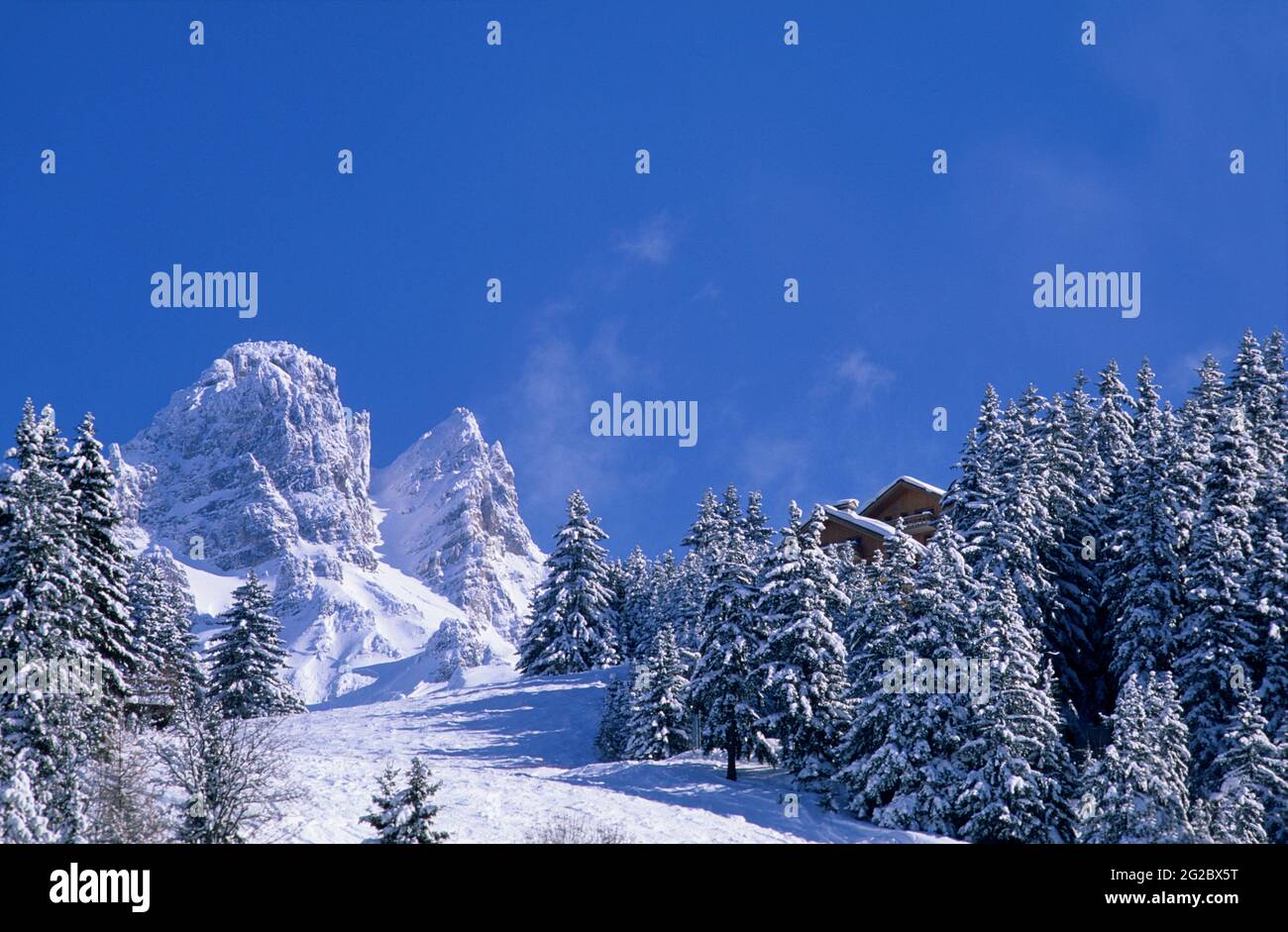 FRANCE, SAVOIE (73) VALLÉE DE LA TARENTAISE, TROIS PISTES DE SKI VALLEES, MÉRIBEL, LA SAULIRE ET LE DENT DE BURGIN Banque D'Images