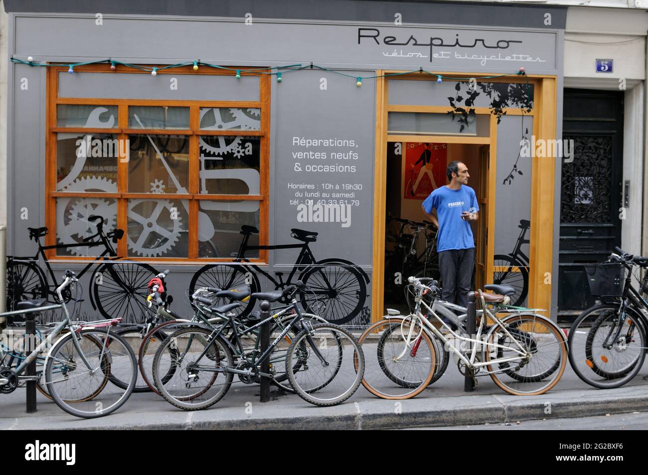 FRANCE. PARIS (75) BELLEVILLE-MENILMONTANT. QUARTIER DE JOURDAIN. BOUTIQUE RESPIRO (VENTE ET RÉPARATION DE VÉLOS) Banque D'Images