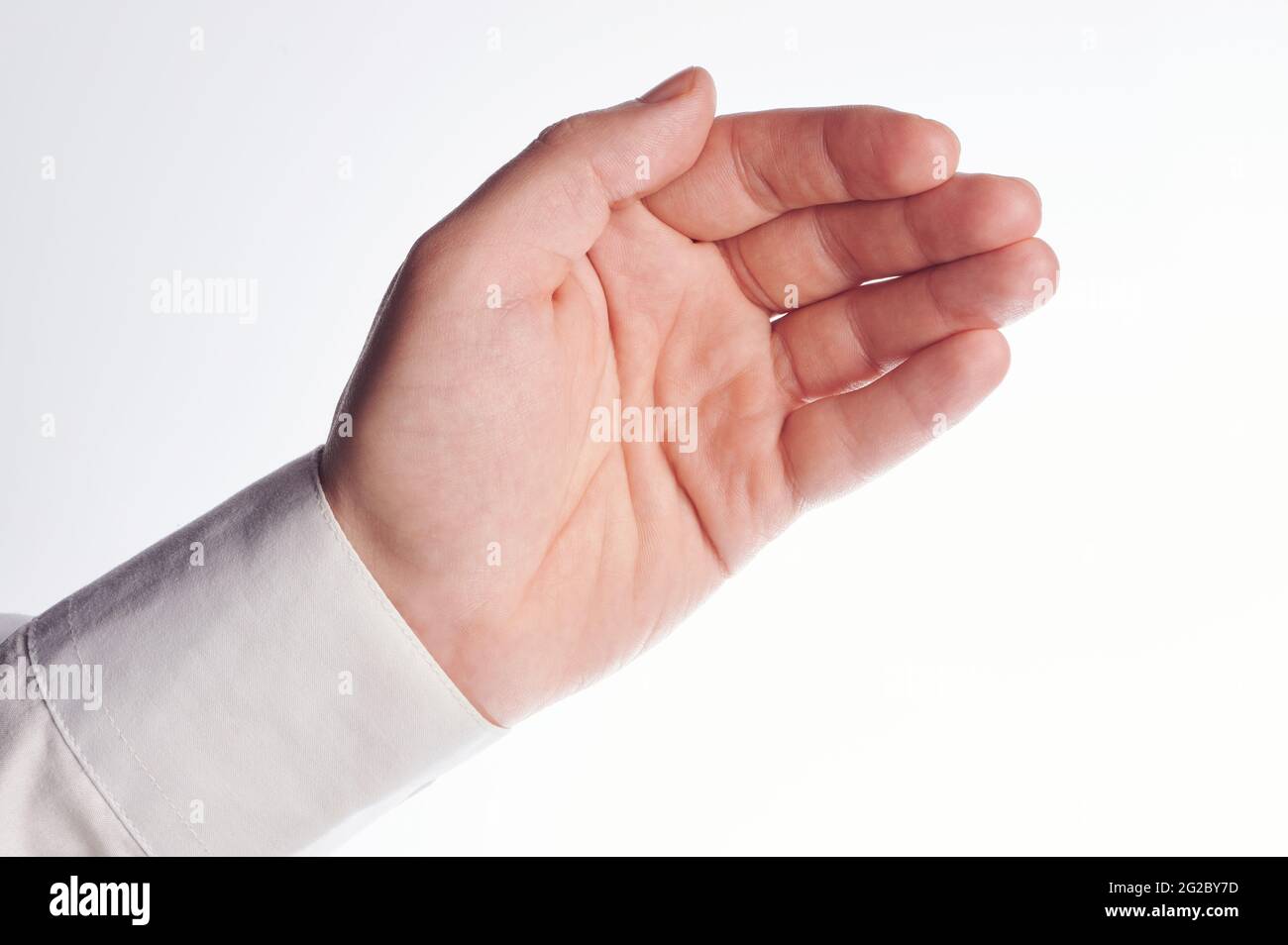 Main ouverte paume dans chemise blanche gros plan isolé sur fond blanc studio Banque D'Images