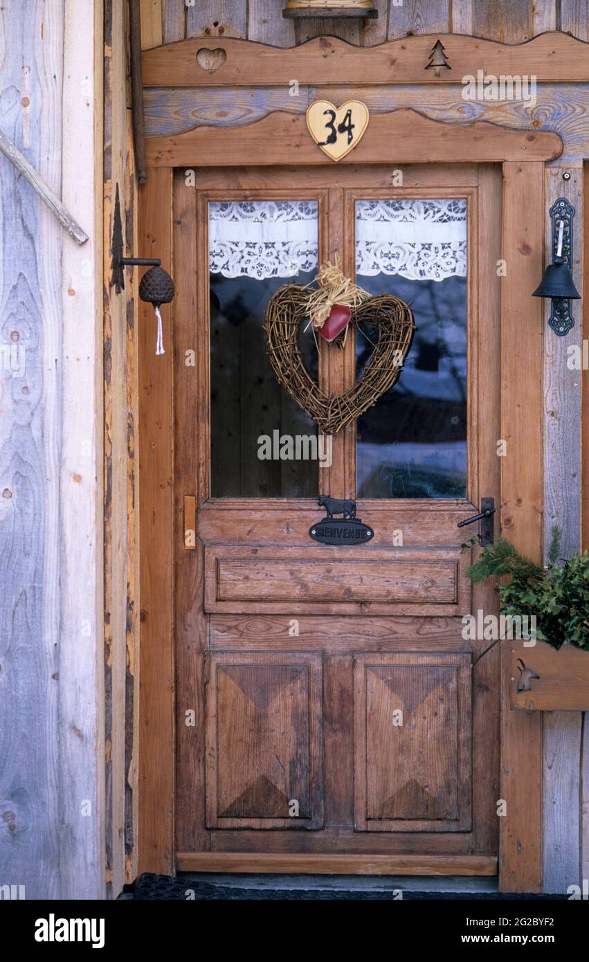 Porte du chalet Banque de photographies et d'images à haute résolution -  Alamy