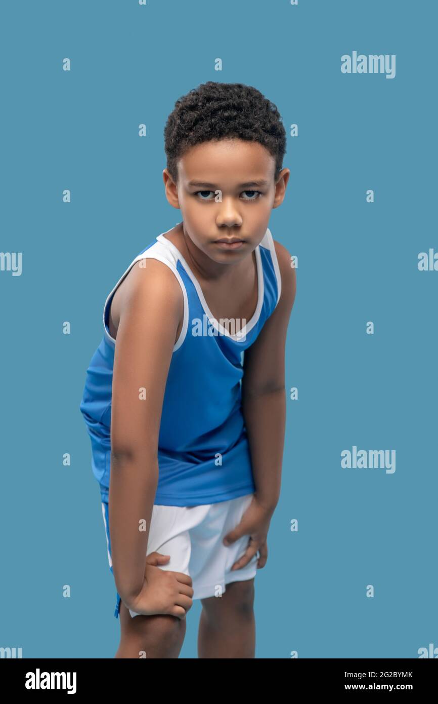 Garçon d'école primaire confiant portant des vêtements de sport Banque D'Images