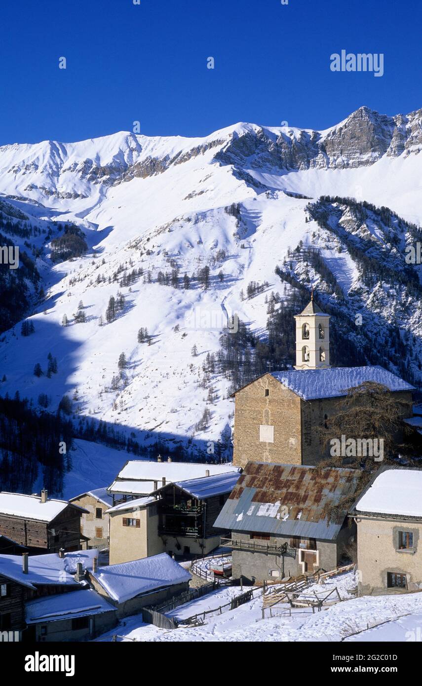FRANCE, HAUTES-ALPES (05) PARC NATUREL RÉGIONAL DU QUEYRAS, VILLAGE DE SAINT-VERAN, LE PLUS HAUT VILLAGE D'EUROPE À 2040 M, EGLISE DU 17 ÈME SIÈCLE Banque D'Images