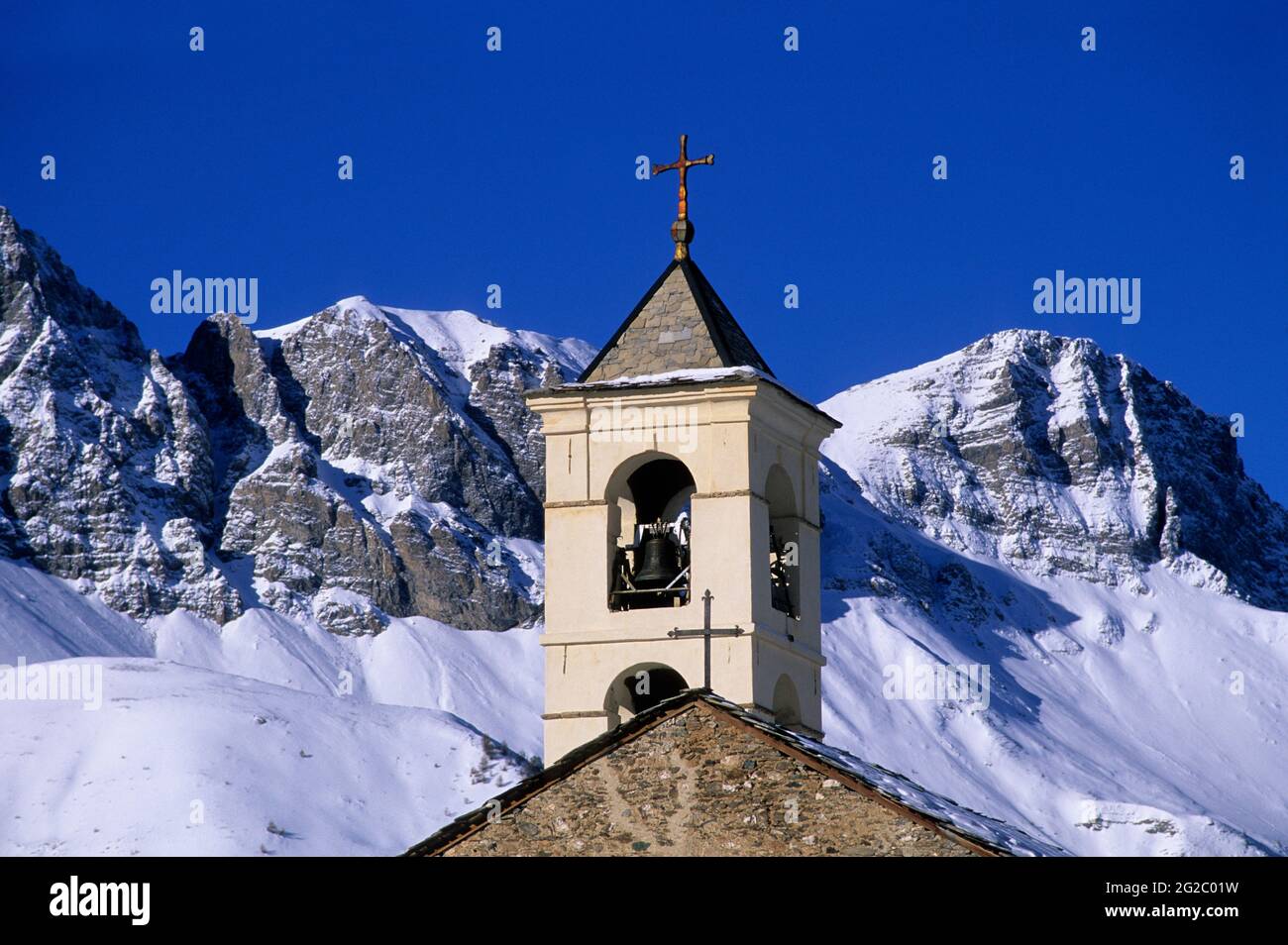 FRANCE, HAUTES-ALPES (05) PARC NATUREL RÉGIONAL DU QUEYRAS, VILLAGE DE SAINT-VERAN, LE PLUS HAUT VILLAGE D'EUROPE À 2040 M, EGLISE DU 17 ÈME SIÈCLE Banque D'Images