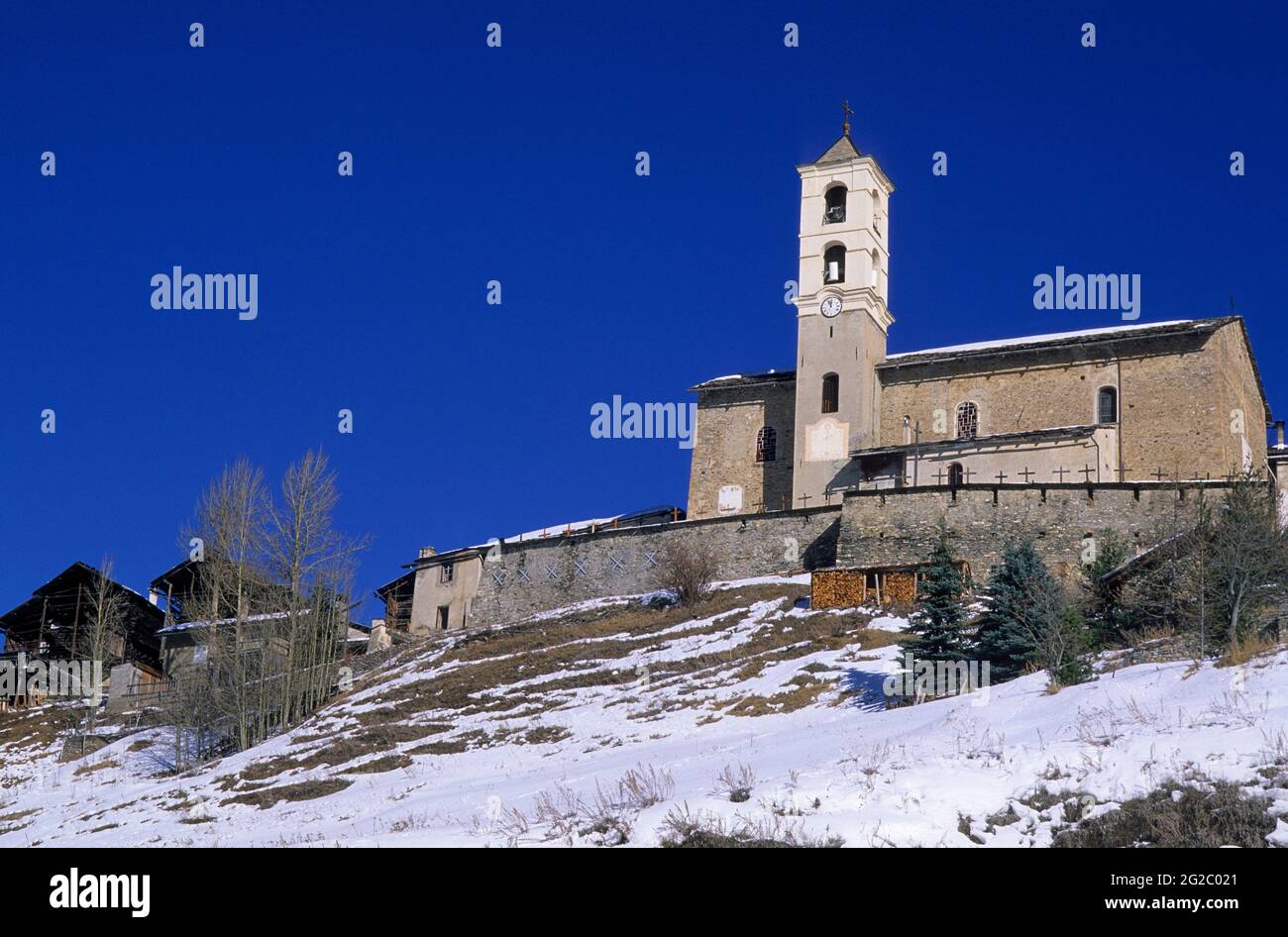 FRANCE, HAUTES-ALPES (05) PARC NATUREL RÉGIONAL DU QUEYRAS, VILLAGE DE SAINT-VERAN, LE PLUS HAUT VILLAGE D'EUROPE À 2040 M, EGLISE DU 17 ÈME SIÈCLE Banque D'Images