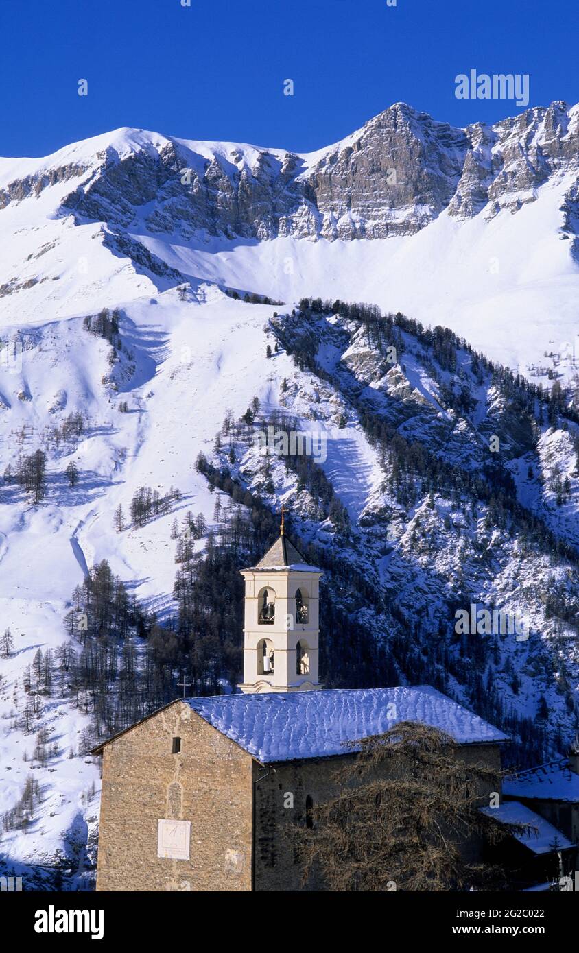 FRANCE, HAUTES-ALPES (05) PARC NATUREL RÉGIONAL DU QUEYRAS, VILLAGE DE SAINT-VERAN, LE PLUS HAUT VILLAGE D'EUROPE À 2040 M, EGLISE DU 17 ÈME SIÈCLE Banque D'Images