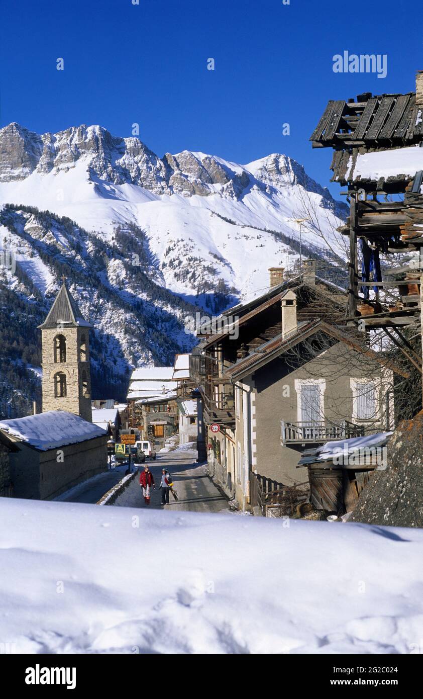 FRANCE, HAUTES-ALPES (05) PARC NATUREL RÉGIONAL DU QUEYRAS, VILLAGE DE SAINT-VERAN, LE PLUS HAUT VILLAGE D'EUROPE À 2040 M, TEMPLE CONSTRUIT EN 1804 Banque D'Images