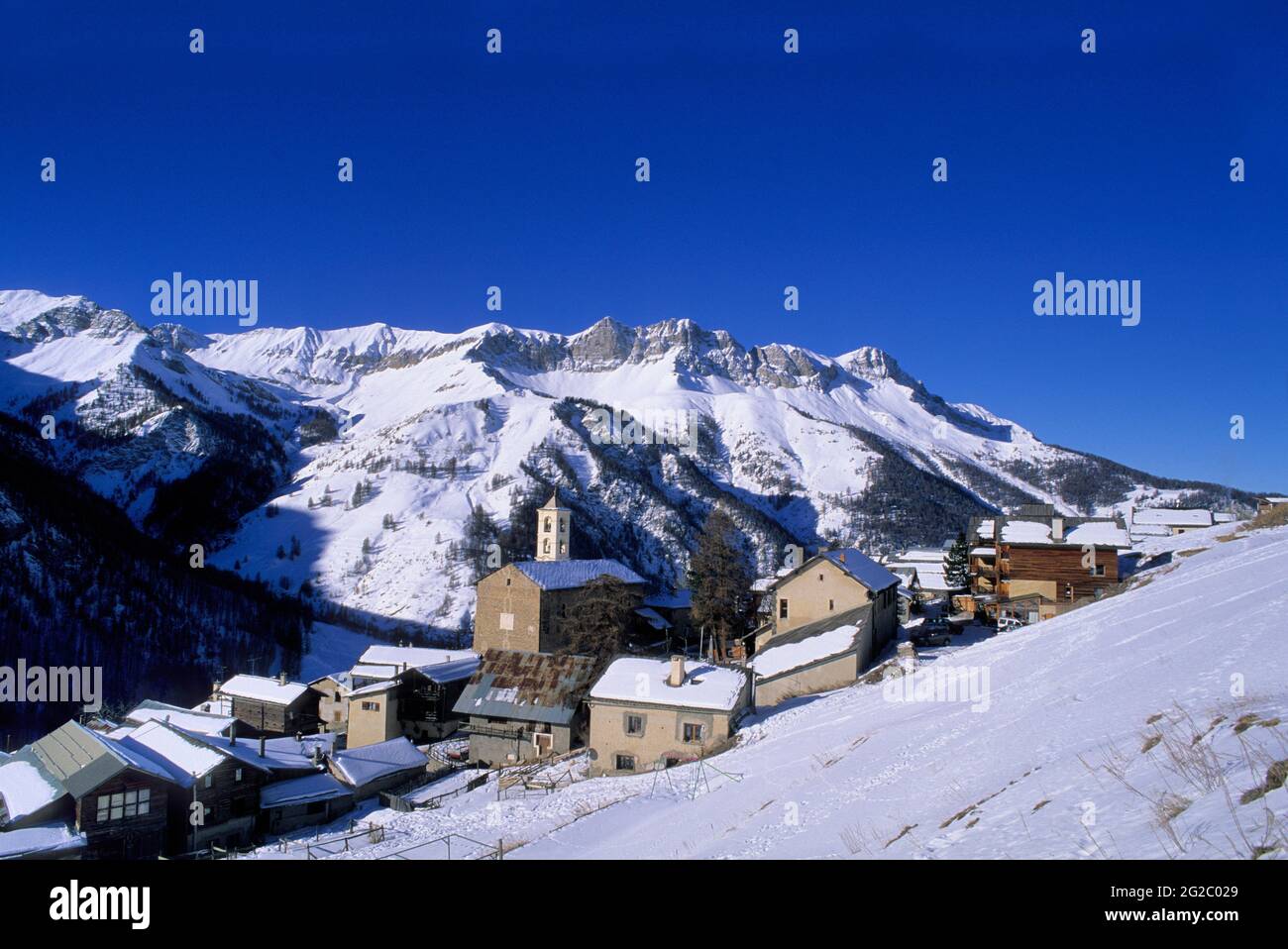 FRANCE, HAUTES-ALPES (05) PARC NATUREL RÉGIONAL DU QUEYRAS, VILLAGE DE SAINT-VERAN, LE PLUS HAUT VILLAGE D'EUROPE À 2040 M, EGLISE DU 17 ÈME SIÈCLE Banque D'Images