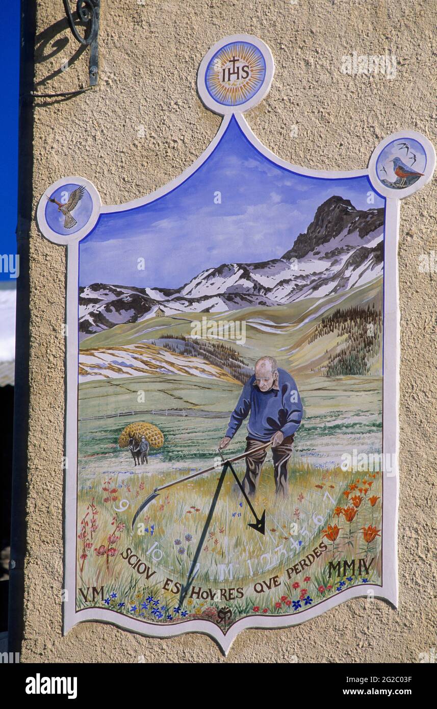FRANCE, HAUTES-ALPES (05) PARC NATUREL RÉGIONAL DU QUEYRAS, VILLAGE DE SAINT-VERAN, LE PLUS HAUT VILLAGE D'EUROPE À 2040 M , CADRAN SOLAIRE SUR LA FAÇADE D'A Banque D'Images