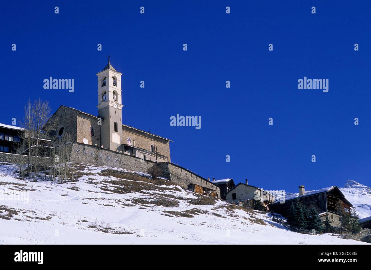FRANCE, HAUTES-ALPES (05) PARC NATUREL RÉGIONAL DU QUEYRAS, VILLAGE DE SAINT-VERAN, LE PLUS HAUT VILLAGE D'EUROPE À 2040 M, EGLISE DU 17 ÈME SIÈCLE Banque D'Images