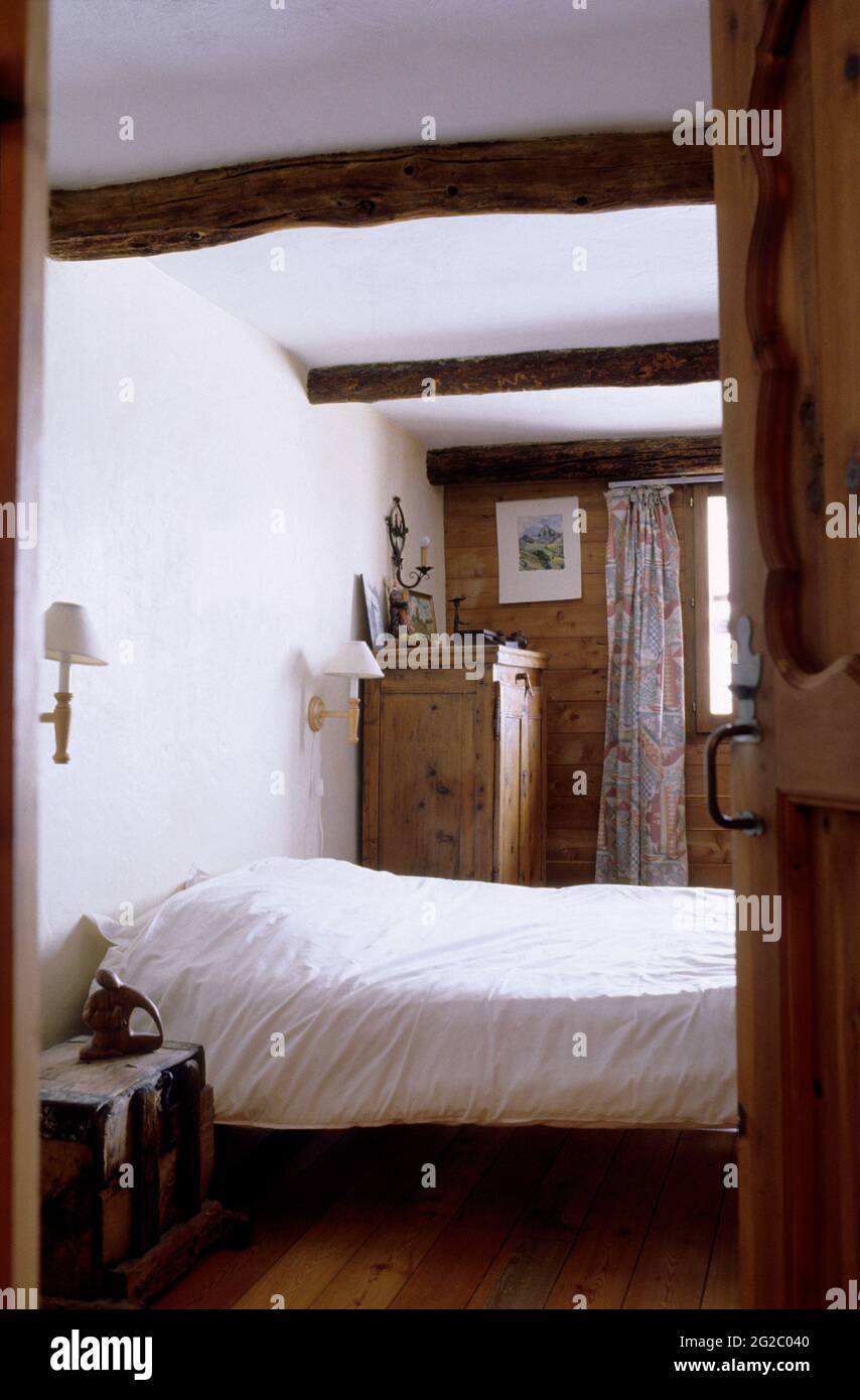 FRANCE, HAUTES-ALPES (05) PARC NATUREL RÉGIONAL DU QUEYRAS, VILLAGE DE SAINT-VERAN, LE PLUS HAUT VILLAGE D'EUROPE À 2040 M, UNE CHAMBRE DES CHALETS DU Banque D'Images