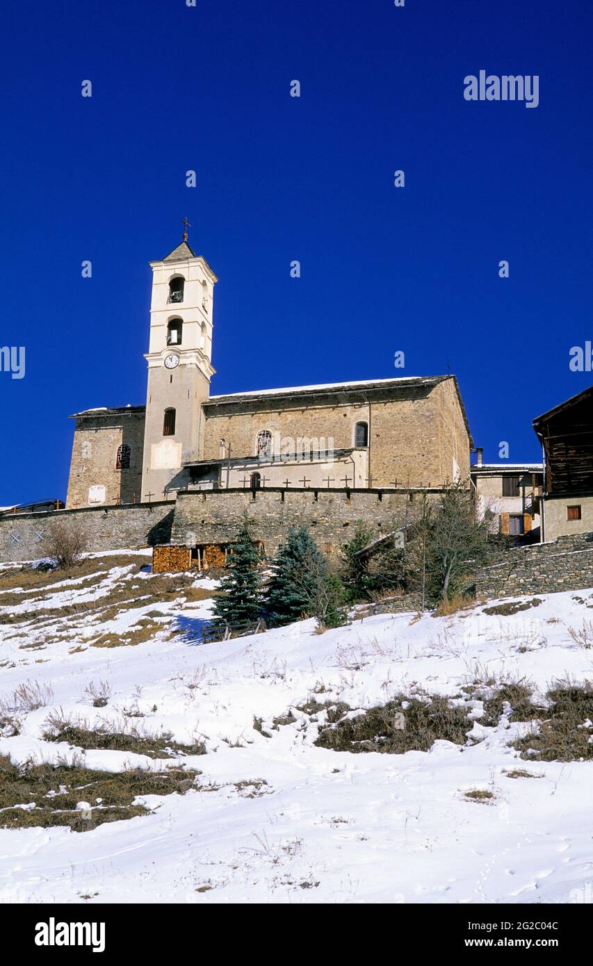 FRANCE, HAUTES-ALPES (05) PARC NATUREL RÉGIONAL DU QUEYRAS, VILLAGE DE SAINT-VERAN, LE PLUS HAUT VILLAGE D'EUROPE À 2040 M, EGLISE DU 17 ÈME SIÈCLE Banque D'Images
