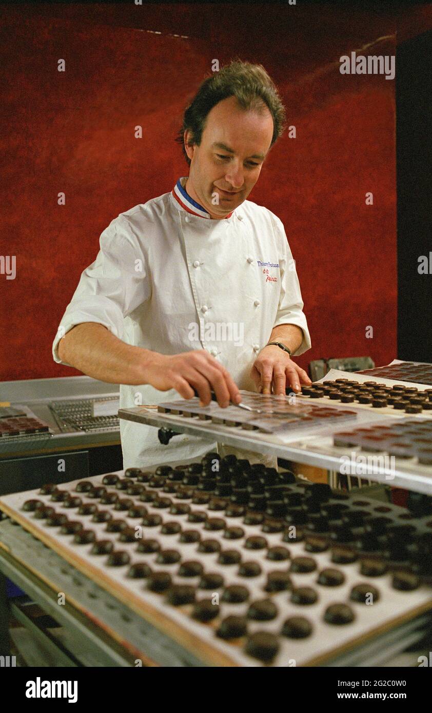 FRANCE, HAUTE-SAVOIE (74) VILLAGE ET STATION DE SKI DE SAMOËNS, LA JAYSINIA SALON DE THÉ ET BOUTIQUE DE GÂTEAUX ; THIERRY FROISSARD POUR LA FABRICATION DE CHOCOLATS Banque D'Images