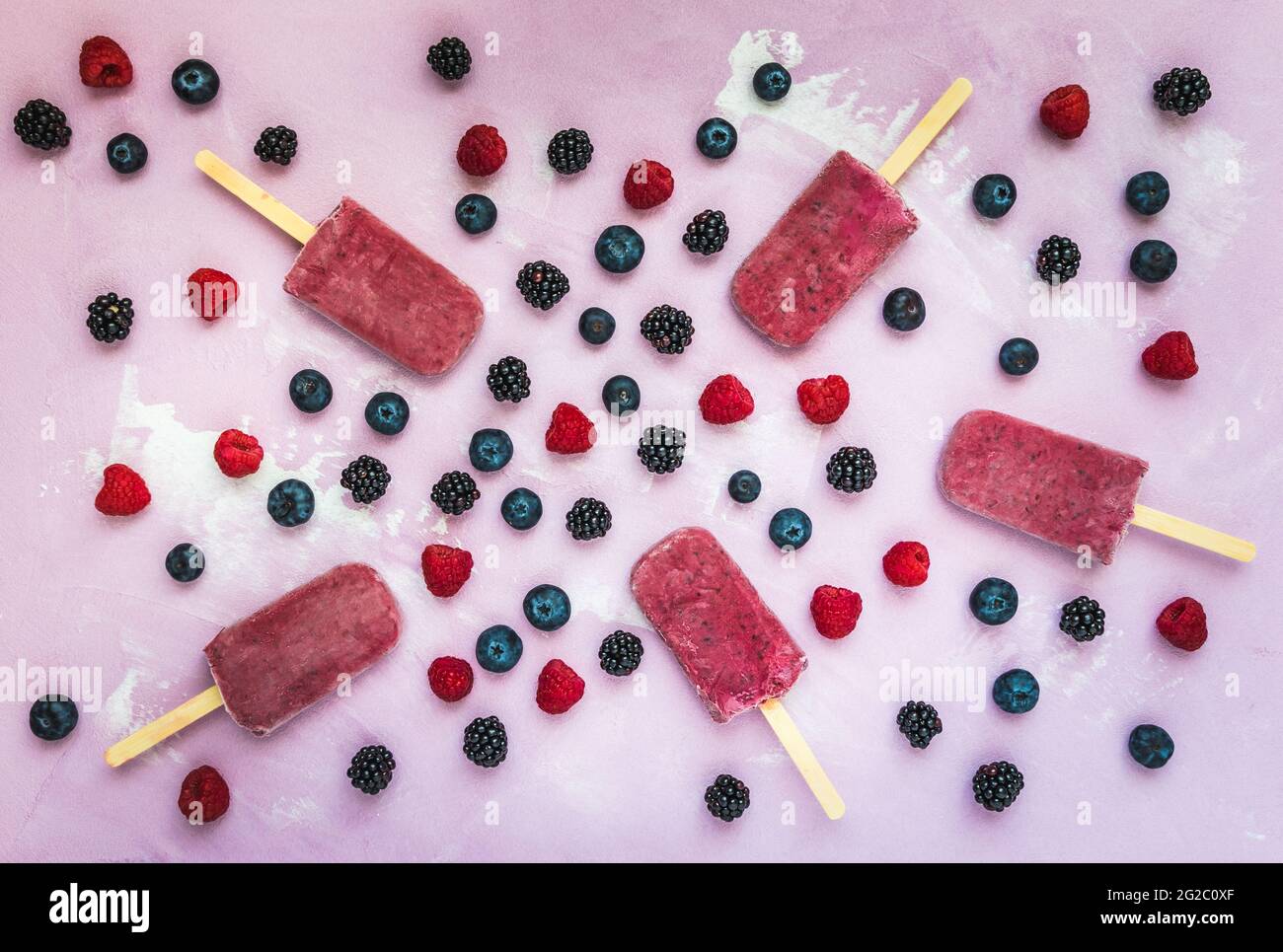 Glaces au yaourt aux baies maison avec baies fraîches sur fond rose, vue du dessus Banque D'Images