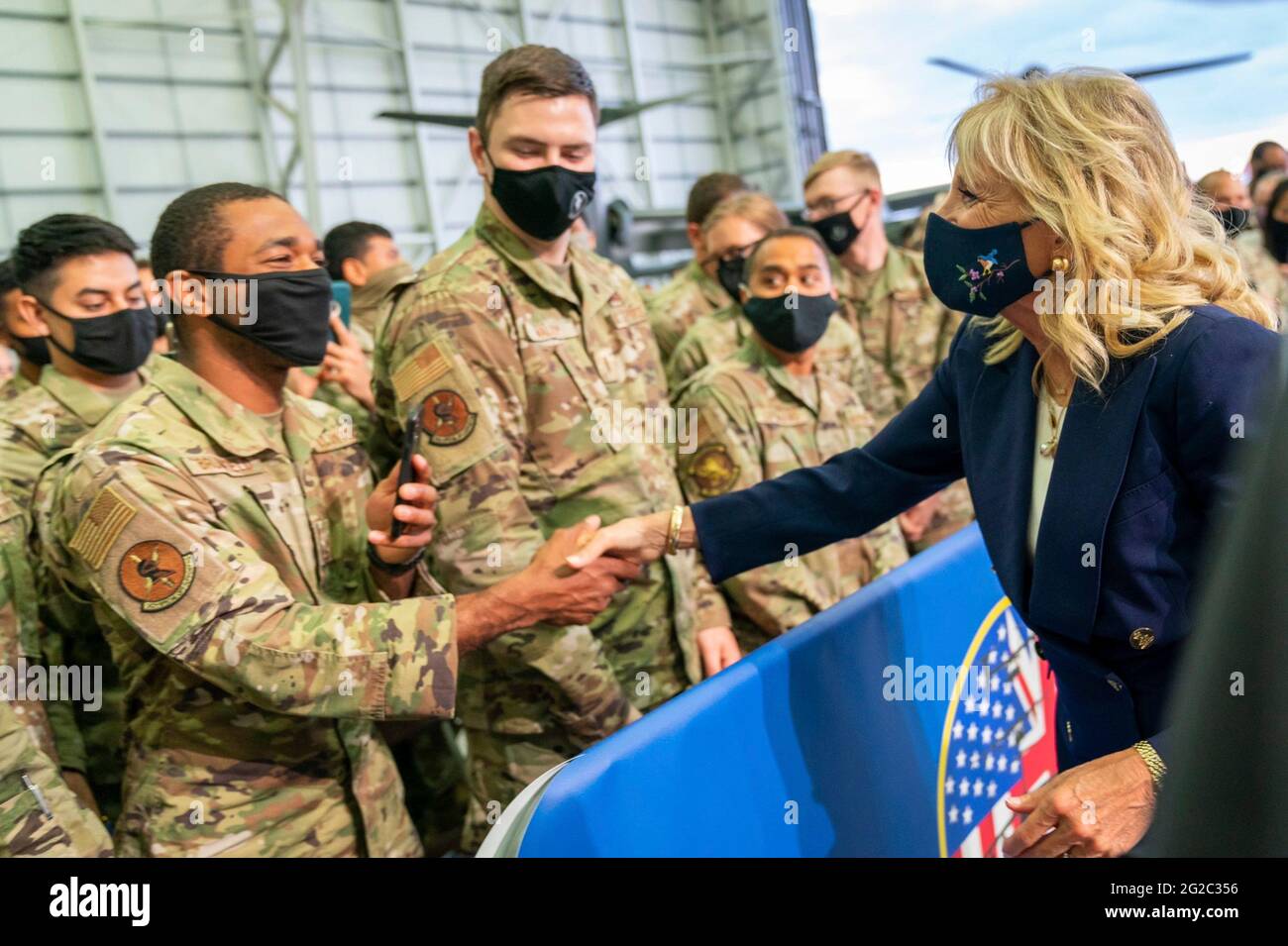 Mildenhall, Royaume-Uni. 09e juin 2021. La première dame des États-Unis, Jill Biden, accueille les membres du service lors d'une visite après l'atterrissage à la RAF Mildenhall le 9 juin 2021 à Mildenhall, Suffolk, Angleterre. Le Président et la première Dame sont en Angleterre pour assister au Sommet du G7. Credit: Planetpix/Alamy Live News Banque D'Images