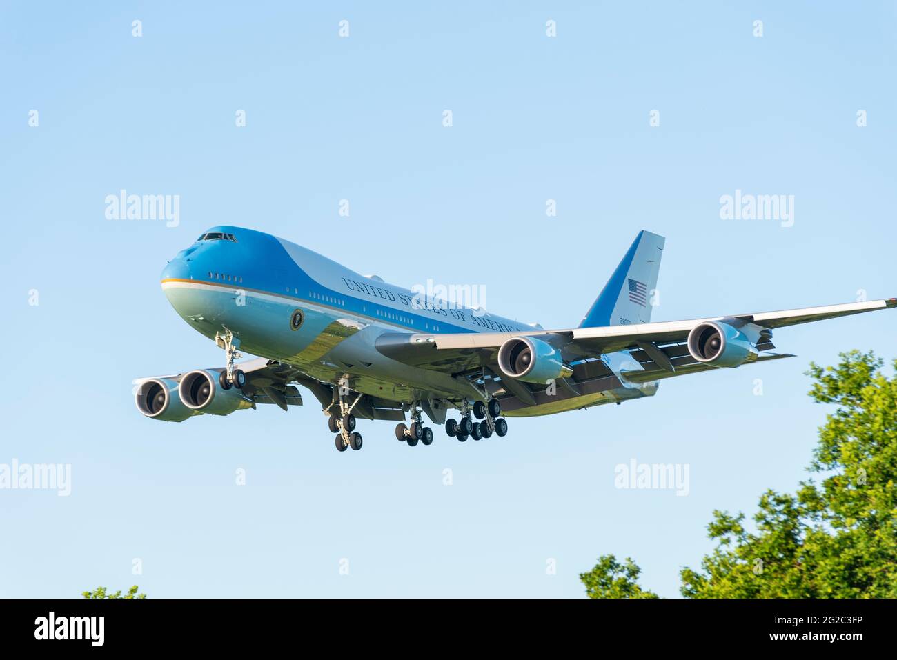 LE président AMÉRICAIN Joe Biden arrivant à RAF Mildenhall, Suffolk, Royaume-Uni, dans l'avion à réaction Air Force One USAF Boeing VC-25A. Approche aérienne présidentielle Banque D'Images