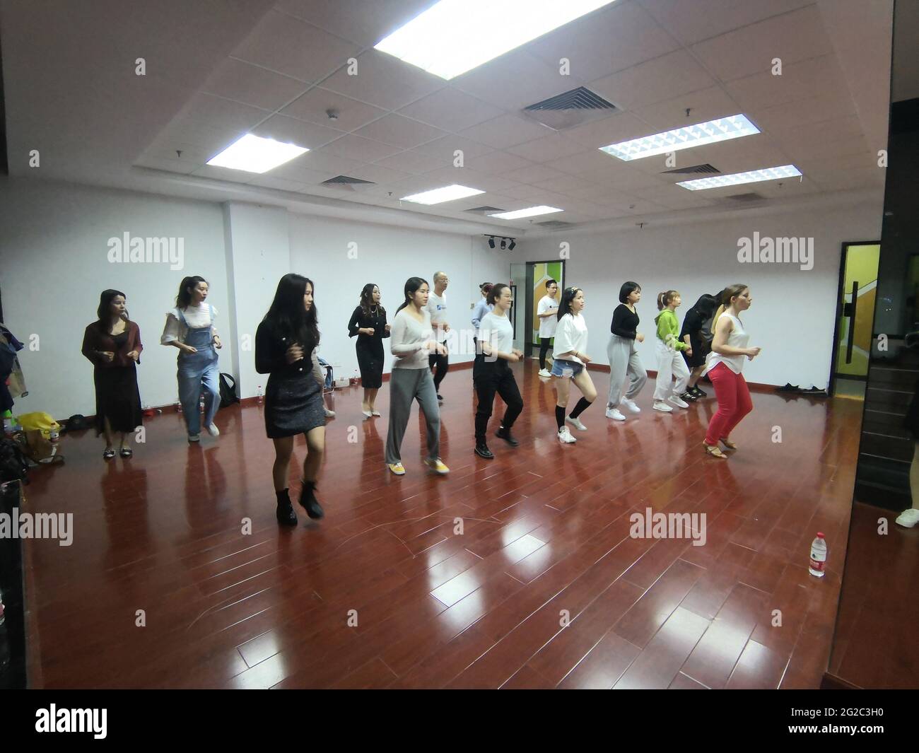 (210610) -- NINGBO, 10 juin 2021 (Xinhua) -- Eleni Oikonomous (1er R) enseigne la danse traditionnelle grecque à Ningbo, dans la province de Zhejiang, en Chine orientale, le 17 octobre 2020. Eleni Oikonomous est venue à Ningbo avec son mari de Grèce au début de 2019. Avec l'aide de politiques locales de soutien aux entrepreneurs des pays d'Europe centrale et orientale, Eleni a ouvert une entreprise commerciale et un centre de formation à la danse où elle enseigne la danse populaire grecque. Maintenant, Eleni attend son premier bébé, qui est dû dans seulement un mois. 'J'ai passé deux ans à Ningbo, et j'ai trouvé la ville un endroit très sympa. TH Banque D'Images