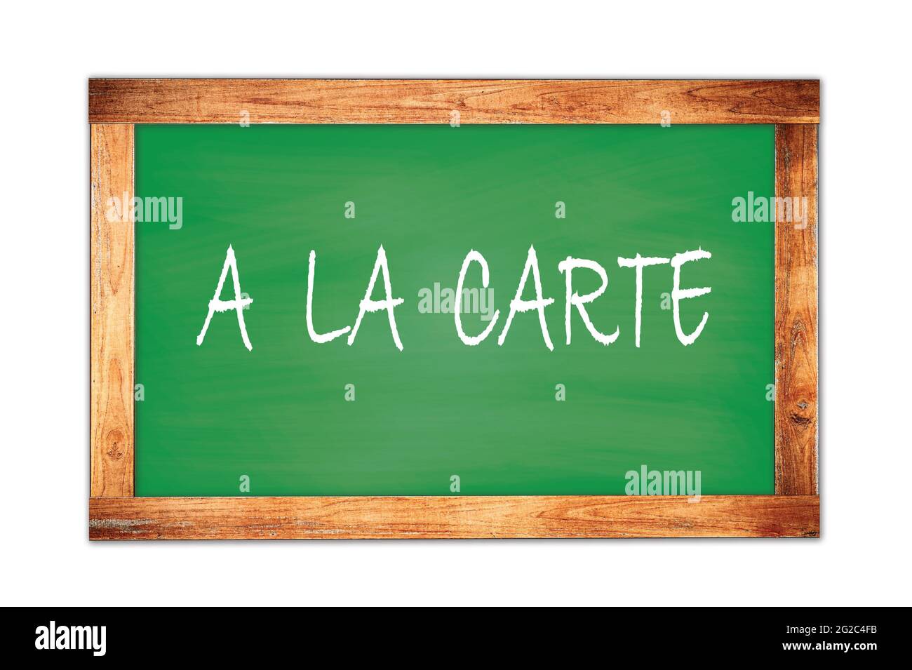 Un texte À LA CARTE écrit sur un tableau noir vert de l'école à cadre en bois. Banque D'Images