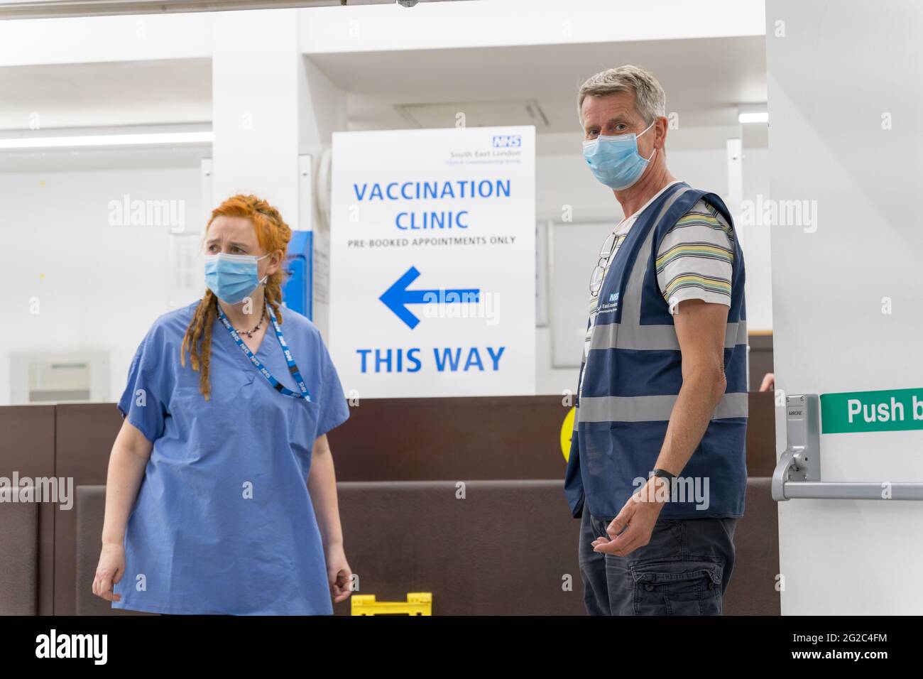 Personnel médical bénévole dirigeant les gens vers la clinique de vaccination Covid-19 par le groupe de mise en service clinique du sud-est de londres, Angleterre, Royaume-Uni Banque D'Images