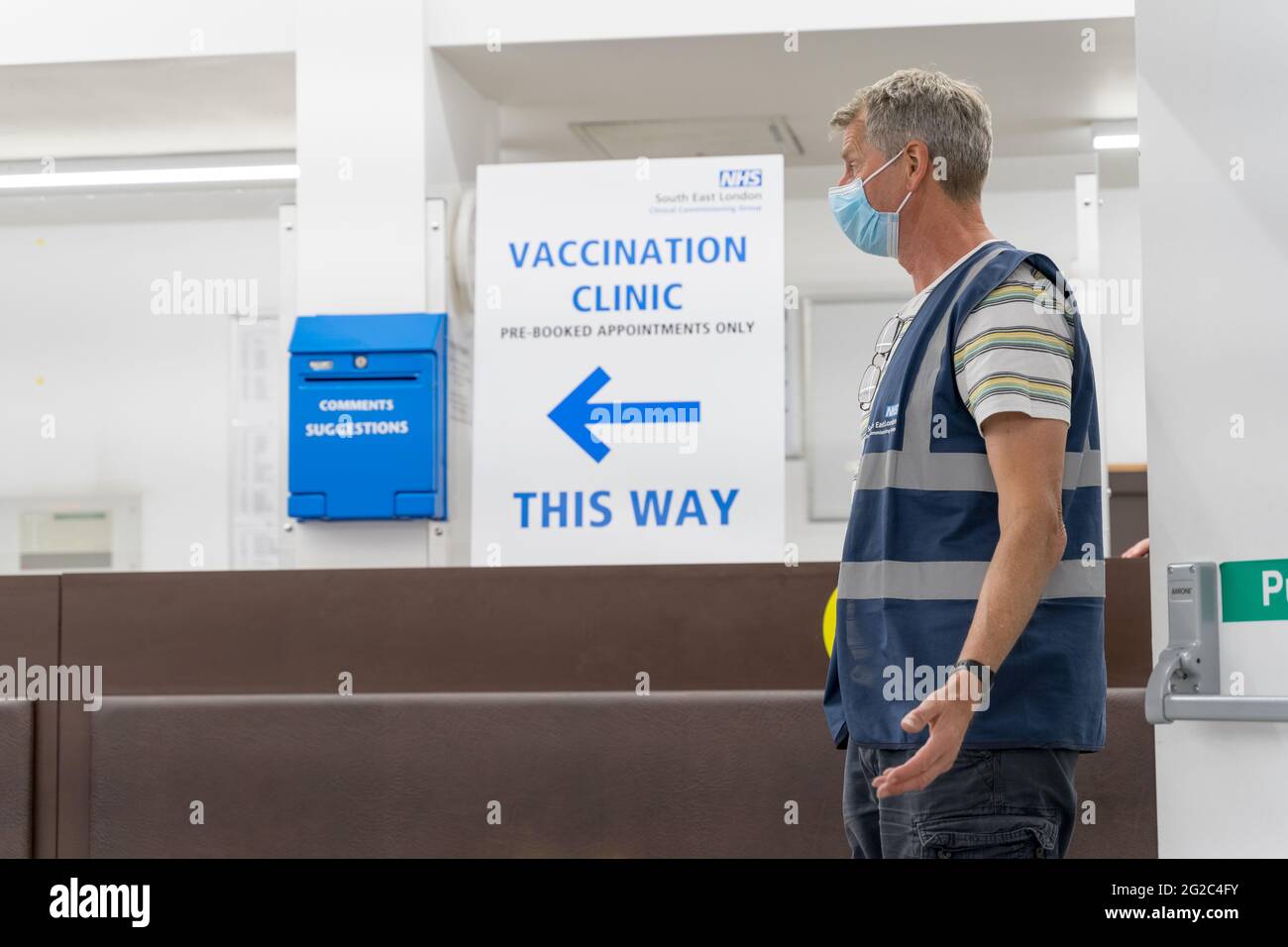 Volontaire dirigeant des personnes à la clinique de vaccination Covid-19 par le groupe de mise en service clinique du sud-est de londres, Angleterre, Royaume-Uni Banque D'Images