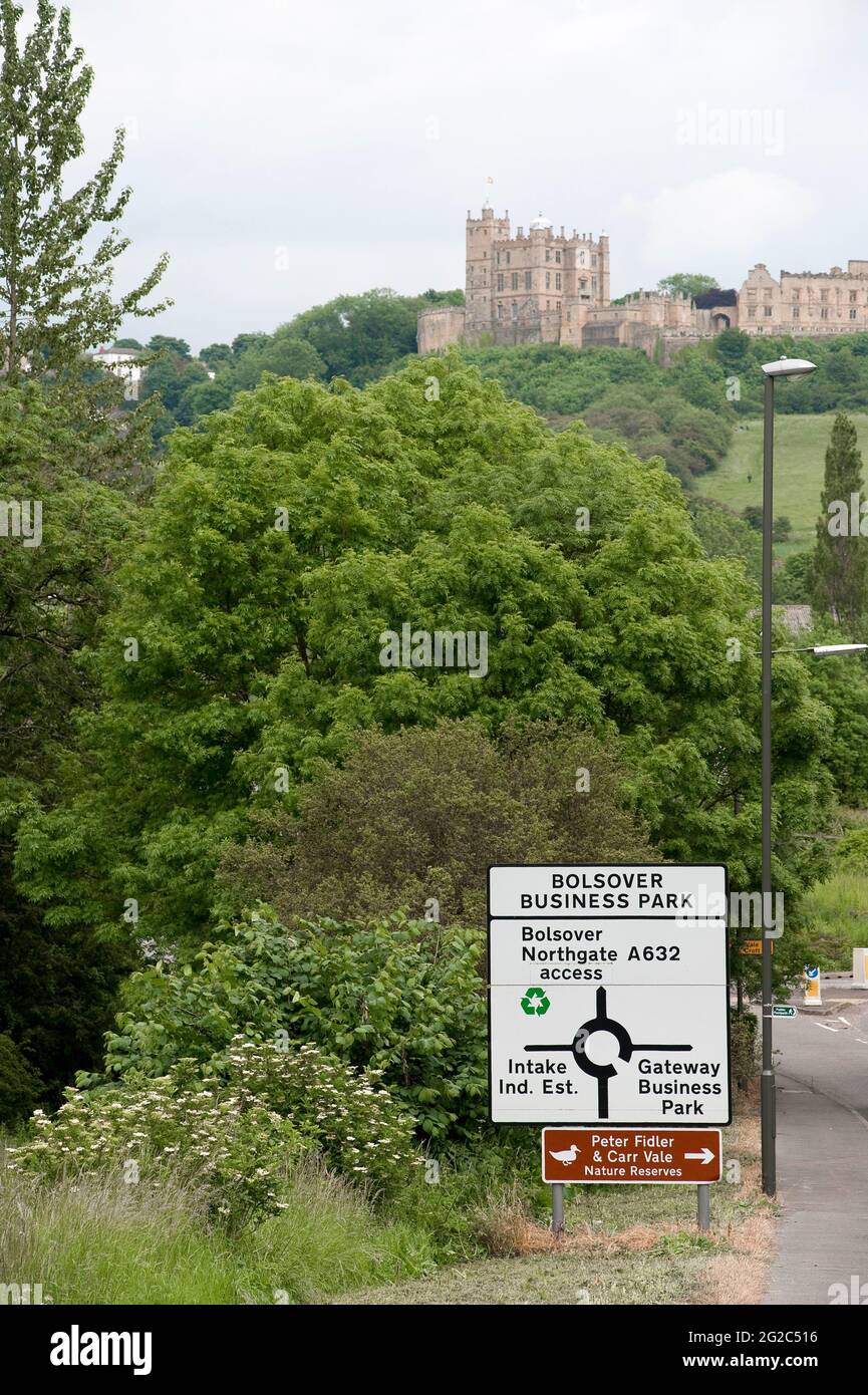 Panneau de route à Bolsover avec le château de Bolsover en arrière-plan, Derbyshire, Angleterre. Banque D'Images