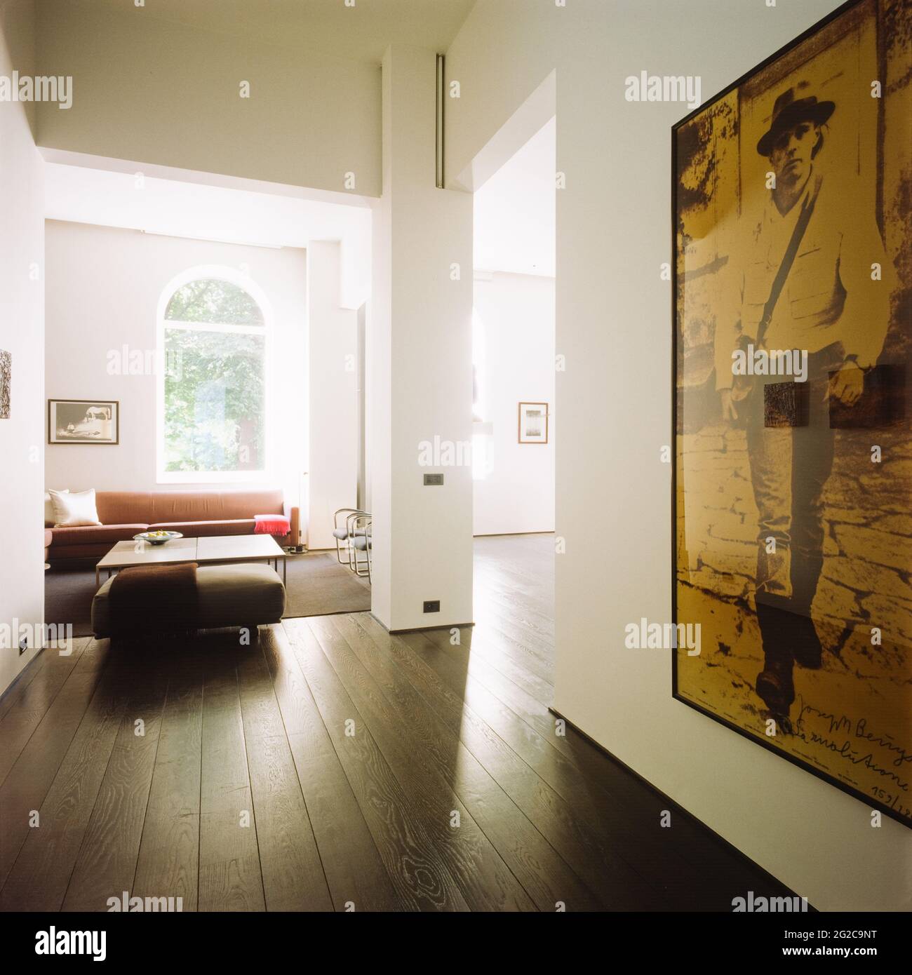 Salon minimaliste avec photographie de l'homme Banque D'Images