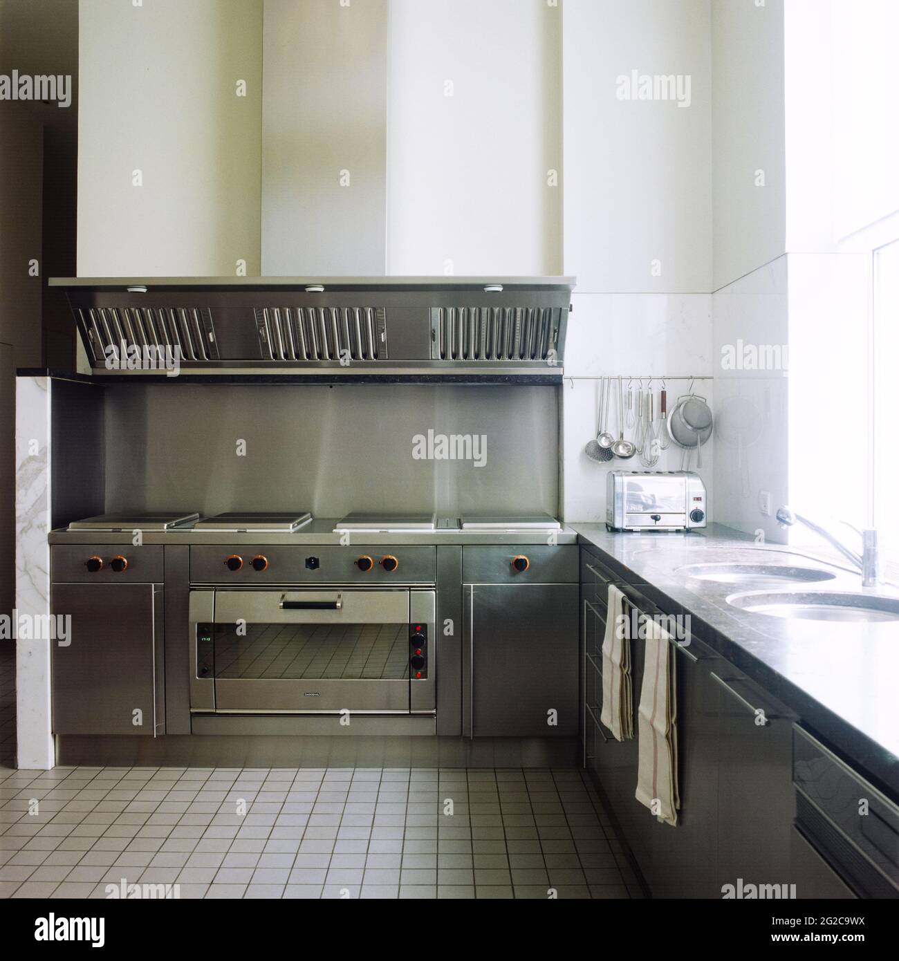 Cuisine minimaliste blanche et argentée Banque D'Images