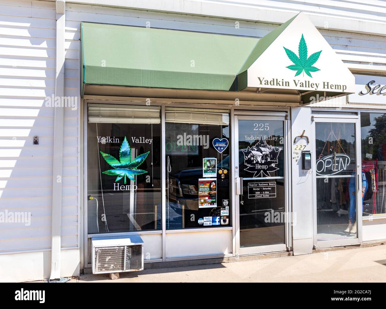 ELKIN, NC, USA-5 JUIN 2021: Le magasin Yadkin Valley Hemp, sur la rue principale. Image horizontale. Banque D'Images