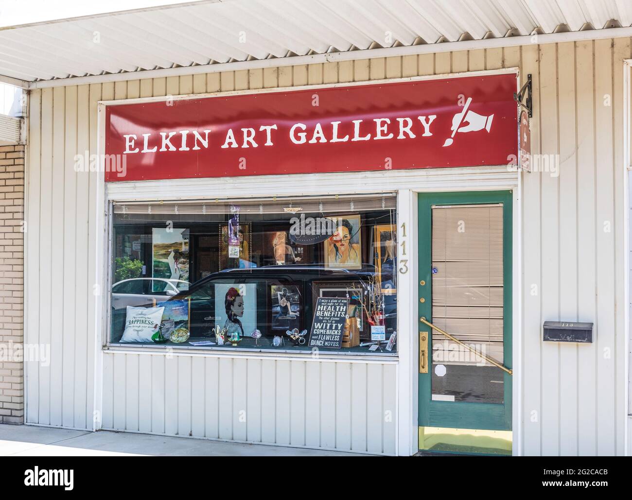 ELKIN, NC, USA-5 JUIN 2021 : la galerie d'art Elkin sur main Street. Image horizontale. Banque D'Images