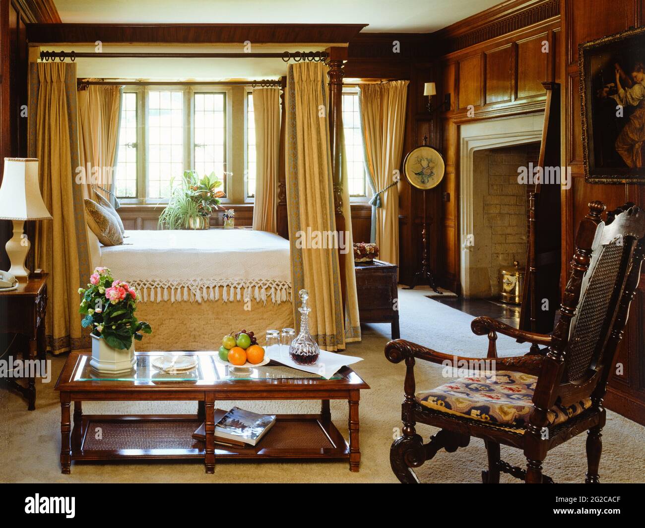 Chambre en bois avec lit à baldaquin Banque D'Images
