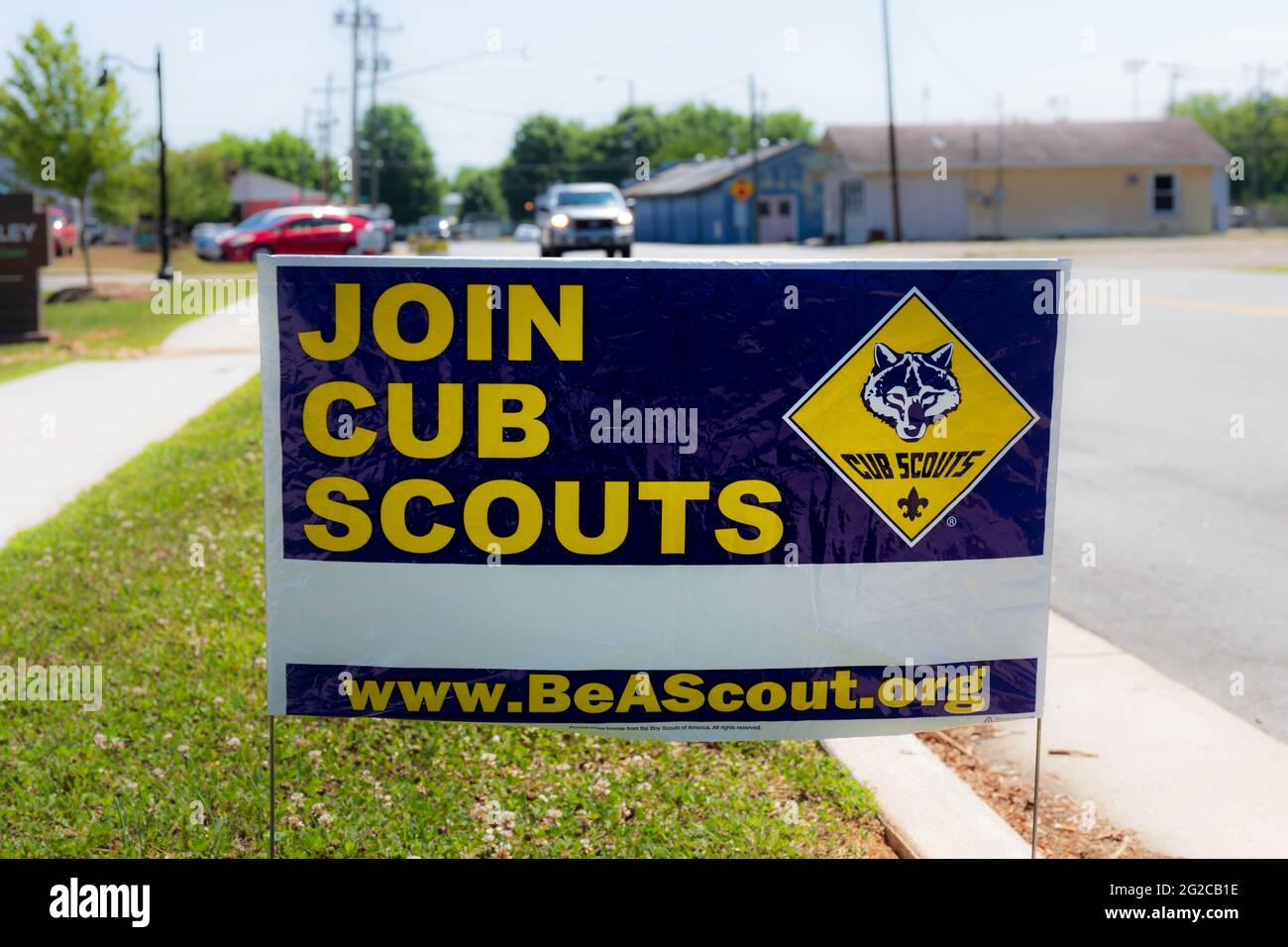 ELKIN, NC, USA-5 JUIN 2021: Un panneau de rue temporaire, 'Rejoignez les scouts de Cub', avec le logo. Image horizontale. Banque D'Images