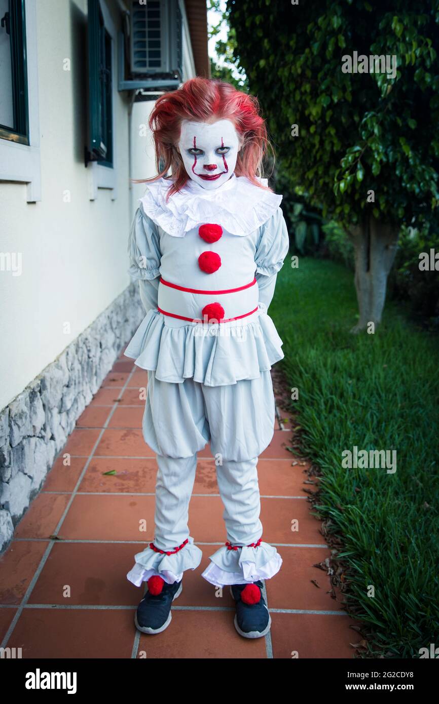 Fille portant un costume de clown Banque D'Images