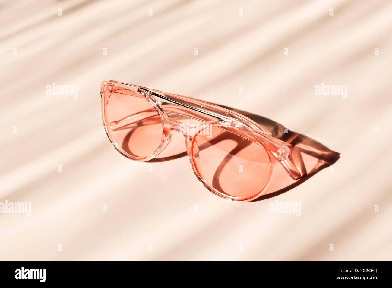 Lunettes de soleil roses tendance sur fond beige. Concept de l'été accessoirisez - image Banque D'Images