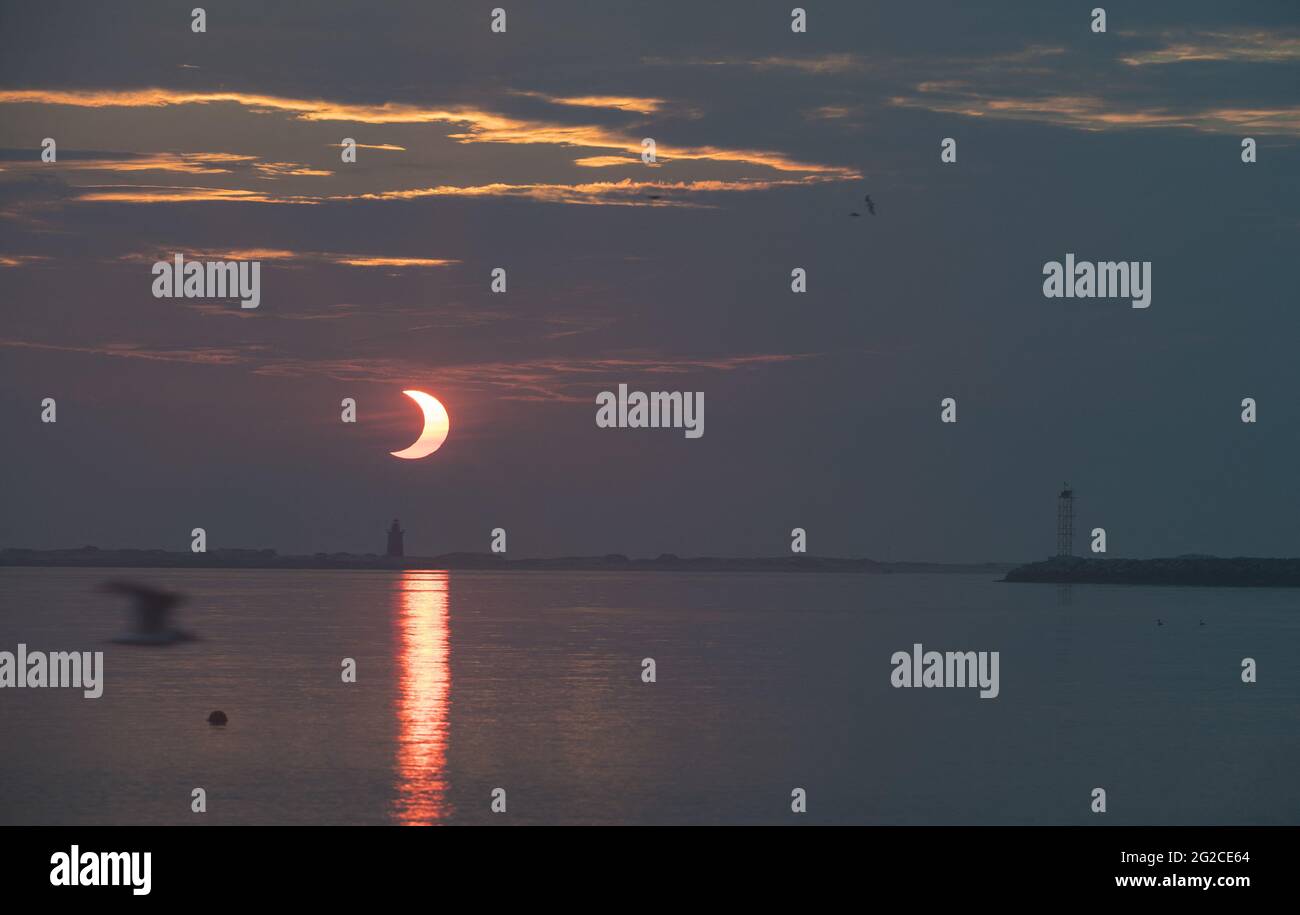 Une éclipse solaire partielle est vue lorsque le soleil se lève derrière le phare de Delaware Breakwater, le jeudi 10 juin 2021, à Lewes Beach, dans le Delaware. L'éclipse solaire annulaire ou âÂ Âœring de feu n'est visible que dans certaines parties du Groenland, du nord de la Russie et du Canada. Crédit photo : photo d'Aubrey Gemignani / NASA via CNP/ABACAPRESS.COM Banque D'Images