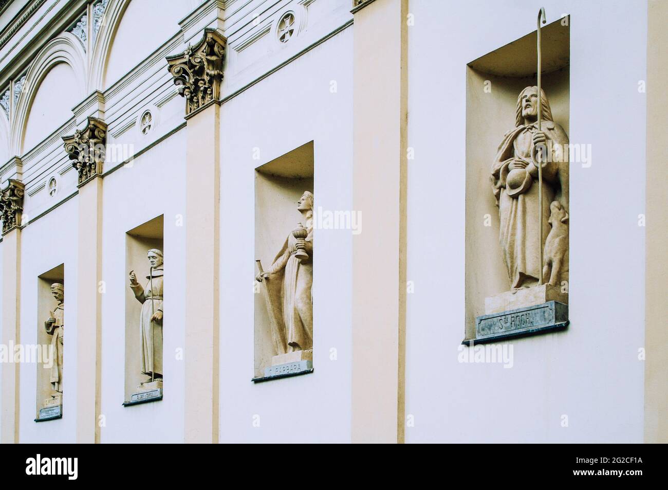 Sculptures de saints dans des niches de mur extérieur latéral de Saint Charles Borromeo à Varsovie Banque D'Images